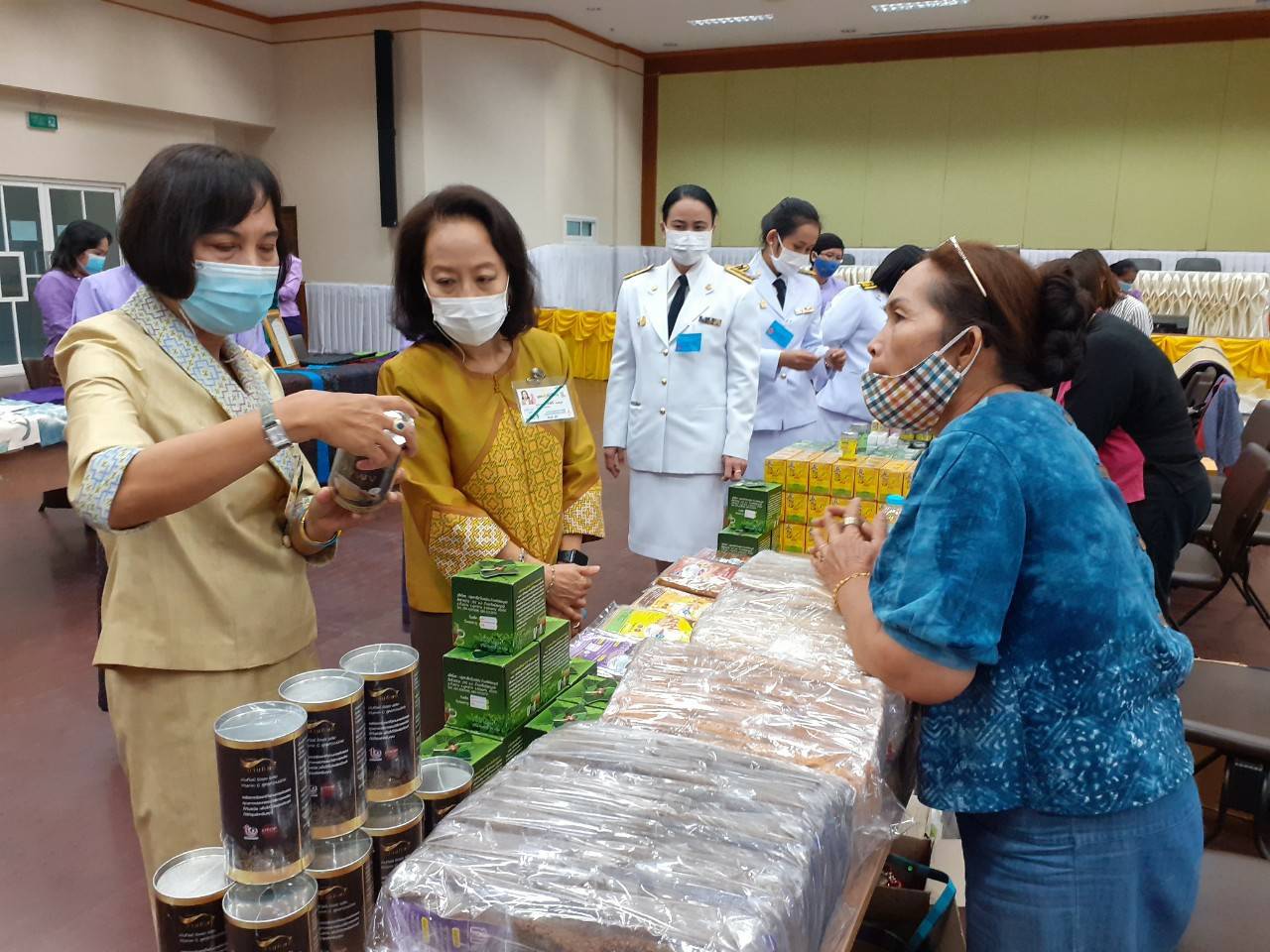 ? พช.ขอนแก่น : หนุนสินค้า OTOP เข้าร้านภูฟ้า สร้างรายได้วันเดียวกว่าหนึ่งแสนหกหมื่นบาท ?