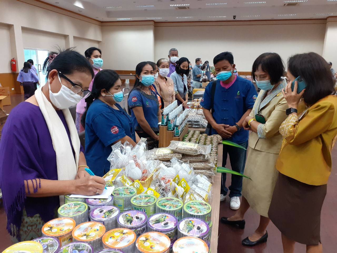 ? พช.ขอนแก่น : หนุนสินค้า OTOP เข้าร้านภูฟ้า สร้างรายได้วันเดียวกว่าหนึ่งแสนหกหมื่นบาท ?