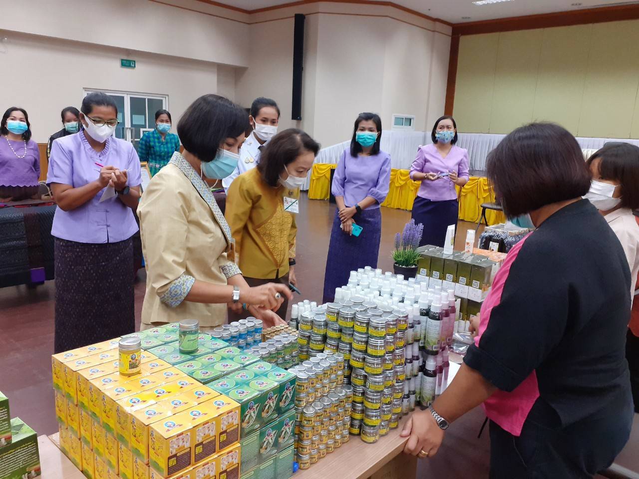 ? พช.ขอนแก่น : หนุนสินค้า OTOP เข้าร้านภูฟ้า สร้างรายได้วันเดียวกว่าหนึ่งแสนหกหมื่นบาท ?
