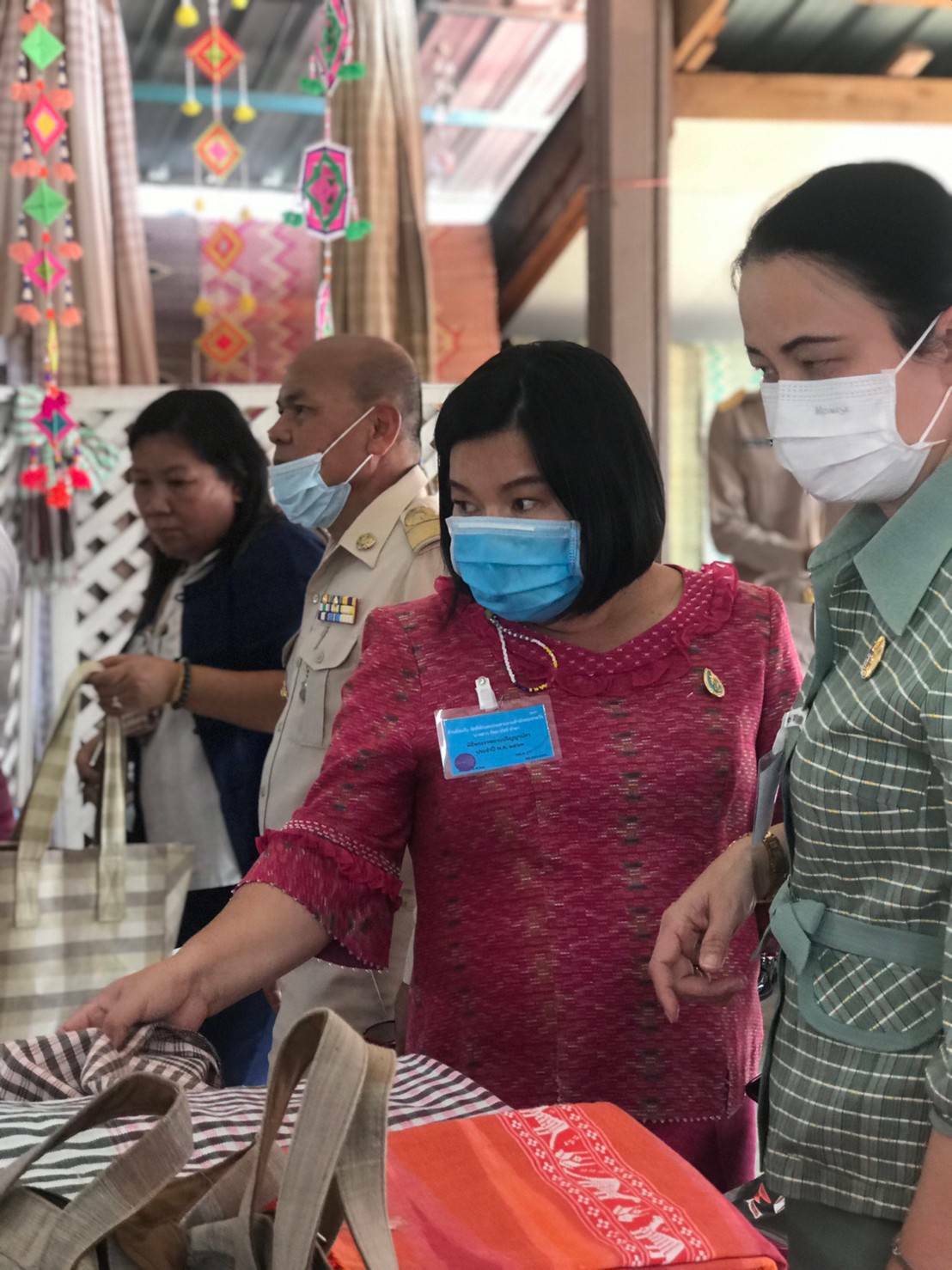 ? พช.ขอนแก่น : ร่วมต้อนรับกองราชเลขา สมเด็จพระกนิษฐาธิราชเจ้า กรมสมเด็จพระเทพรัตนราชสุดาฯสยามบรมราชกุมารี ในการคัดเลือกผลิตภัณฑ์ OTOP เข้าจำหน่ายร้านภูฟ้า?