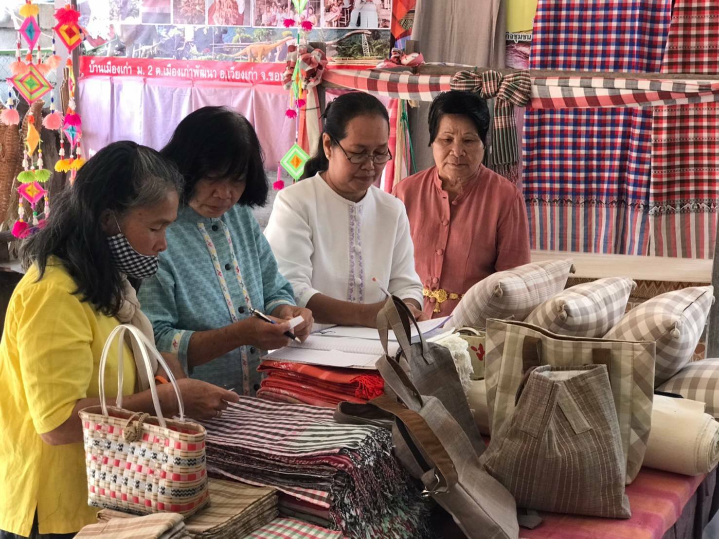 ? พช.ขอนแก่น : ร่วมต้อนรับกองราชเลขา สมเด็จพระกนิษฐาธิราชเจ้า กรมสมเด็จพระเทพรัตนราชสุดาฯสยามบรมราชกุมารี ในการคัดเลือกผลิตภัณฑ์ OTOP เข้าจำหน่ายร้านภูฟ้า?