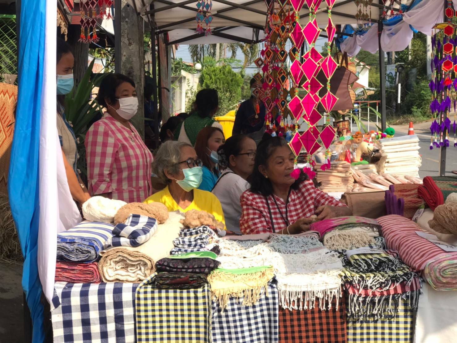 ? พช.ขอนแก่น : ร่วมต้อนรับกองราชเลขา สมเด็จพระกนิษฐาธิราชเจ้า กรมสมเด็จพระเทพรัตนราชสุดาฯสยามบรมราชกุมารี ในการคัดเลือกผลิตภัณฑ์ OTOP เข้าจำหน่ายร้านภูฟ้า?