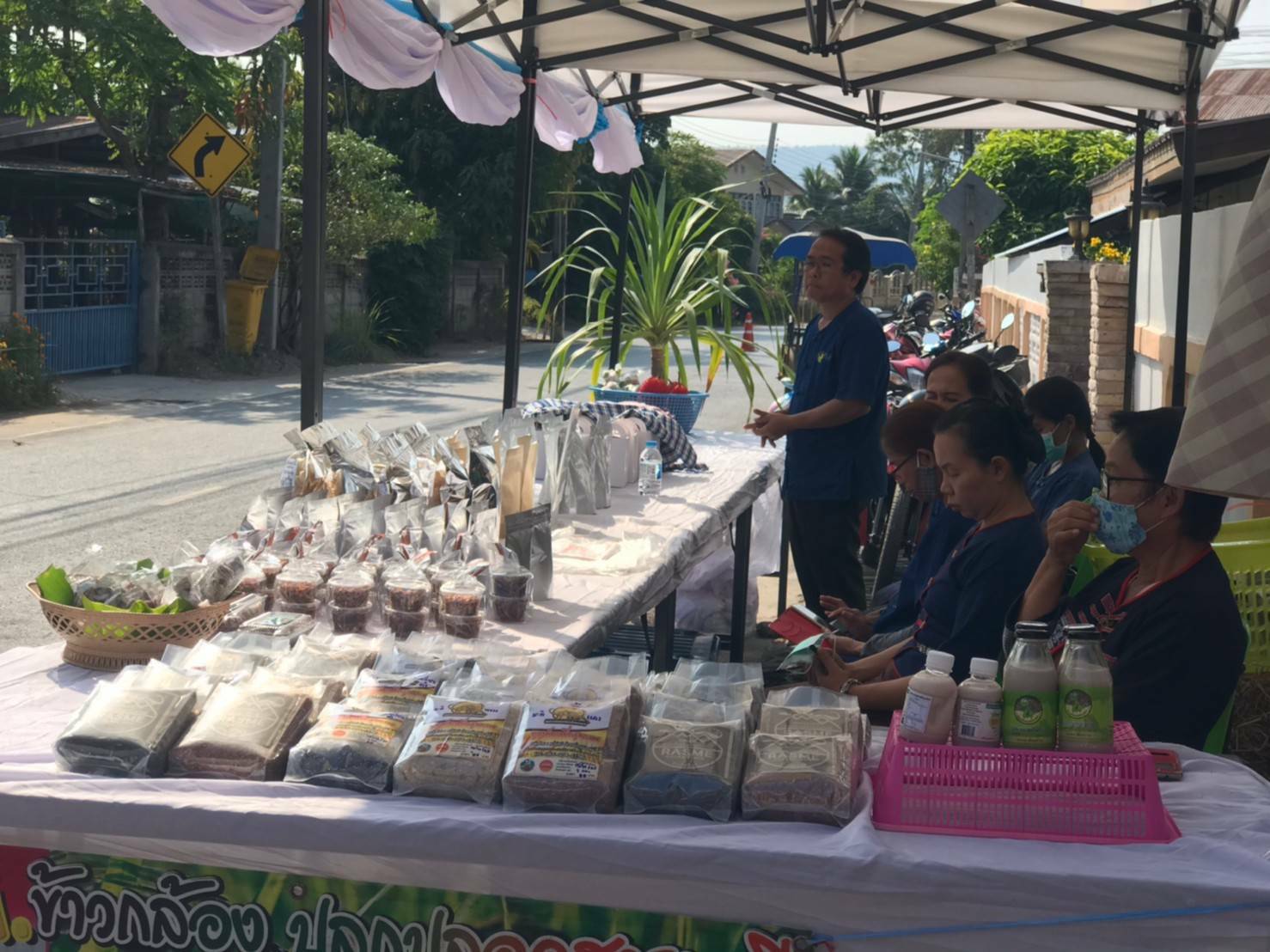 ? พช.ขอนแก่น : ร่วมต้อนรับกองราชเลขา สมเด็จพระกนิษฐาธิราชเจ้า กรมสมเด็จพระเทพรัตนราชสุดาฯสยามบรมราชกุมารี ในการคัดเลือกผลิตภัณฑ์ OTOP เข้าจำหน่ายร้านภูฟ้า?