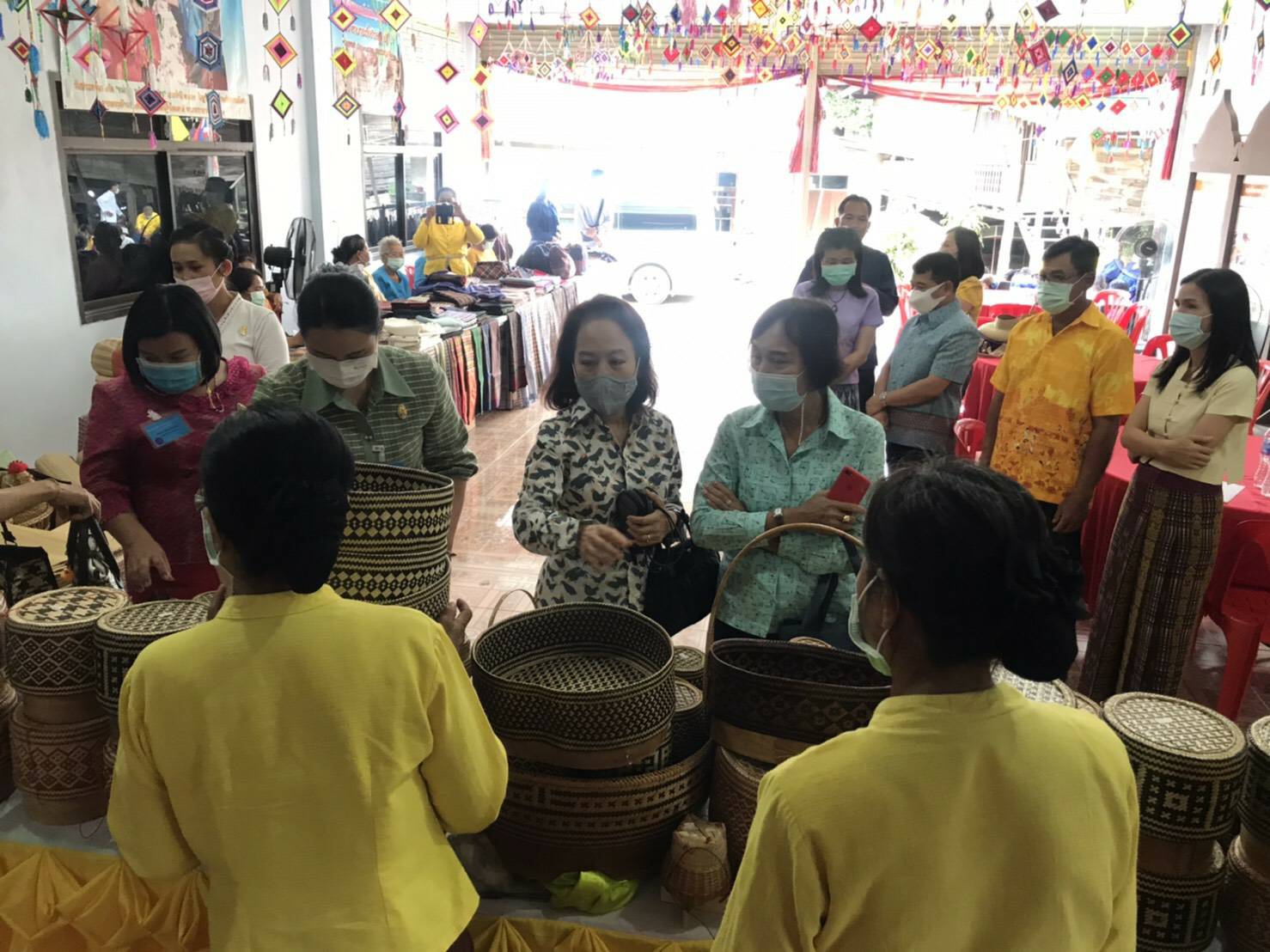 ? พช.ขอนแก่น : ร่วมต้อนรับกองราชเลขา สมเด็จพระกนิษฐาธิราชเจ้า กรมสมเด็จพระเทพรัตนราชสุดาฯสยามบรมราชกุมารี ในการคัดเลือกผลิตภัณฑ์ OTOP เข้าจำหน่ายร้านภูฟ้า?