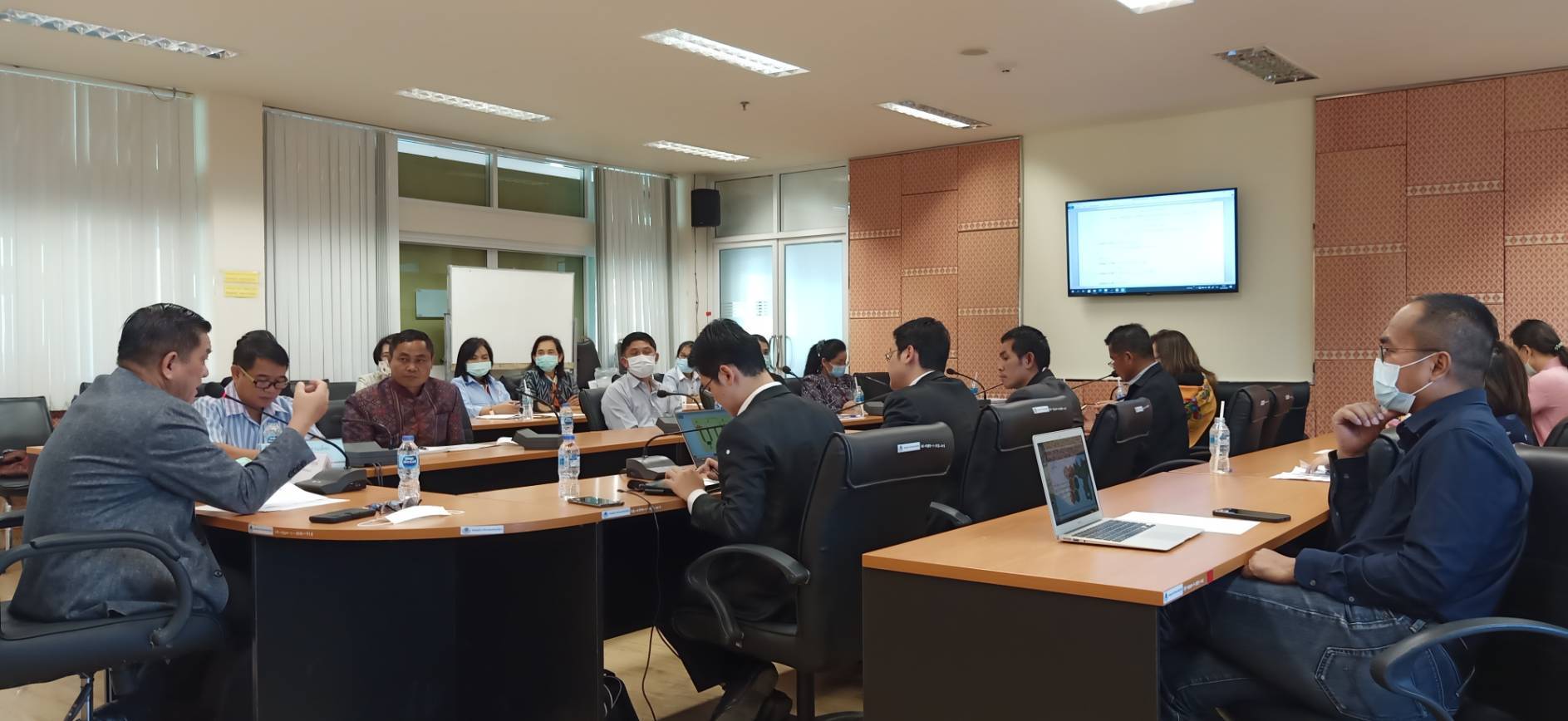 ? พช.ขอนแก่น : ร่วมประชุมคณะทำงานชุดปฏิบัติการขับเคลื่อนการแก้ไขปัญหาความยากจน ตามภารกิจใน 5 มิติ ตามโครงการ “คู่เสี่ยว เกี่ยวก้อย แก้จนคนขอนแก่น”?