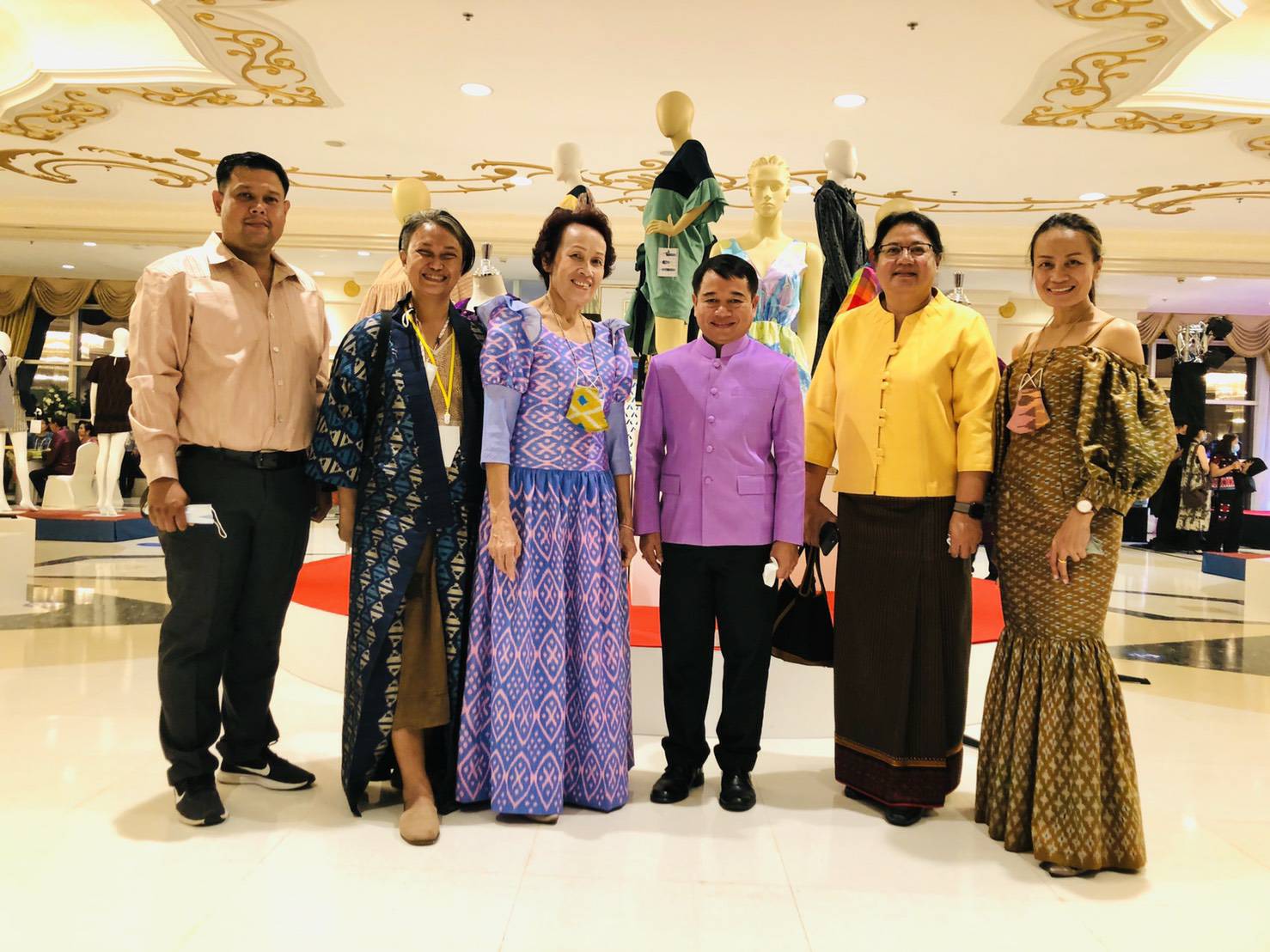 ? พช.ขอนแก่น ร่วมพิธีเปิดงาน Gala night & Fashion show เสน่ห์สีสัน แพรพรรณ แห่งสยาม ?