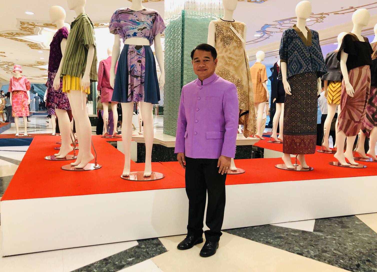 ? พช.ขอนแก่น ร่วมพิธีเปิดงาน Gala night & Fashion show เสน่ห์สีสัน แพรพรรณ แห่งสยาม ?
