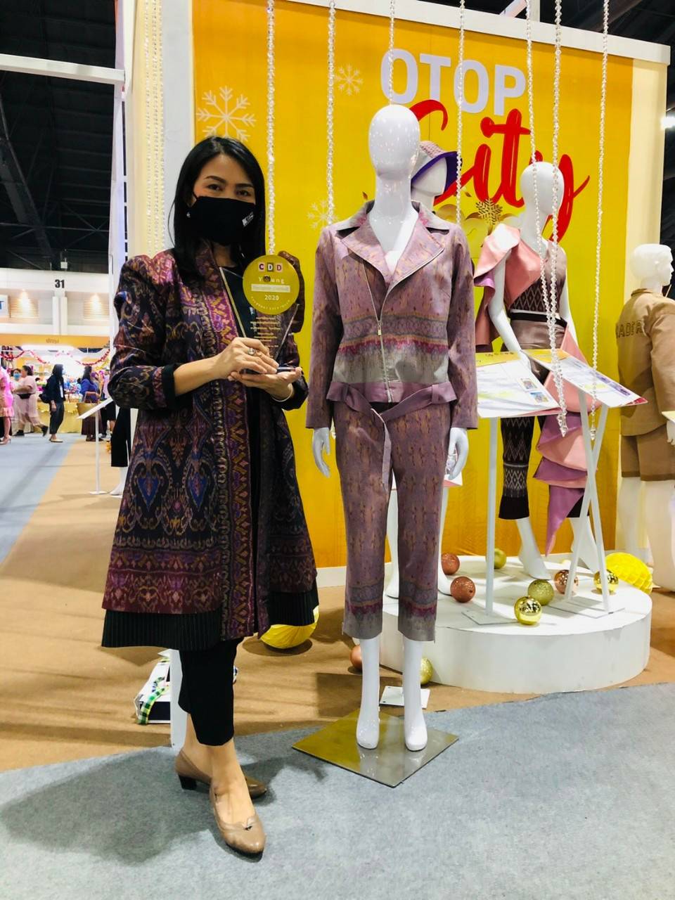 ? Young Designer จังหวัดขอนแก่น รับโล่รางวัลเชิดชูเกียรติ ในงาน OTOP City 2020 ?