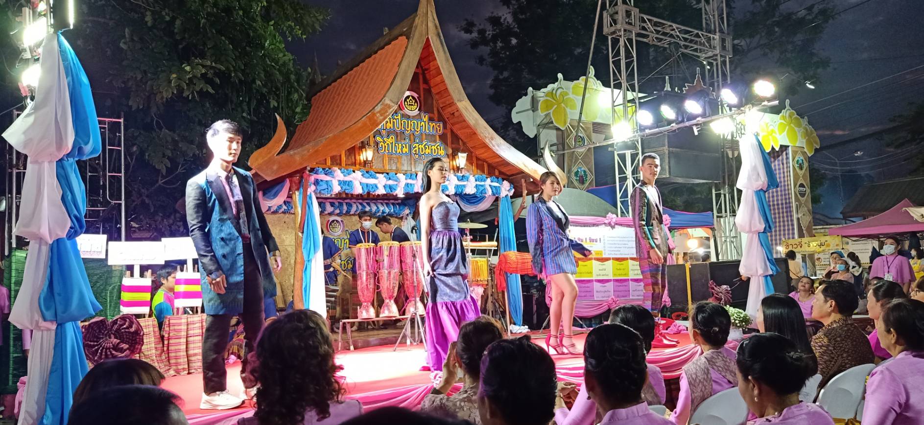 ? พช.ขอนแก่น : จัดยิ่งใหญ่ พิธีเปิดนิทรรศการการจัดแสดงและจำหน่ายผลิตภัณฑ์ชุมชน OTOP “ภูมิปัญญาไทย วิถีใหม่ สู่ชุมชน” ?