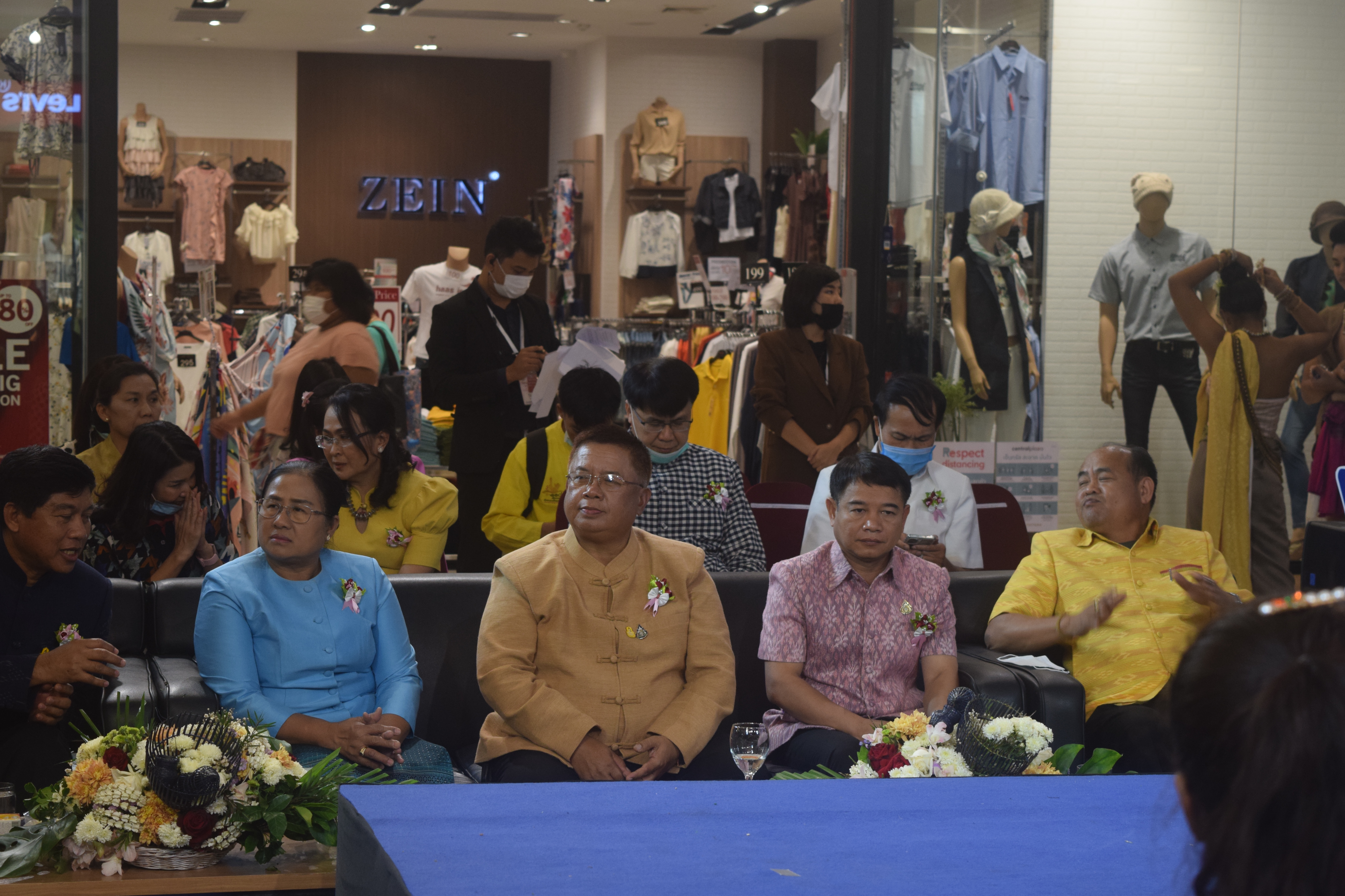 ? พช.ขอนแก่น : ร่วมพิธีเปิดงานจัดแสดงและจำหน่ายผลิตภัณฑ์ OTOP ตามโครงการส่งเสริมผลิตภัณฑ์ด้านการท่องเที่ยว กิจกรรมหลัก พัฒนายกระดับคุณภาพผ้าทอ วิถีลุ่มน้ำโขง ชี มูล อัศจรรย์ผ้าฝ้ายทอมือ ?