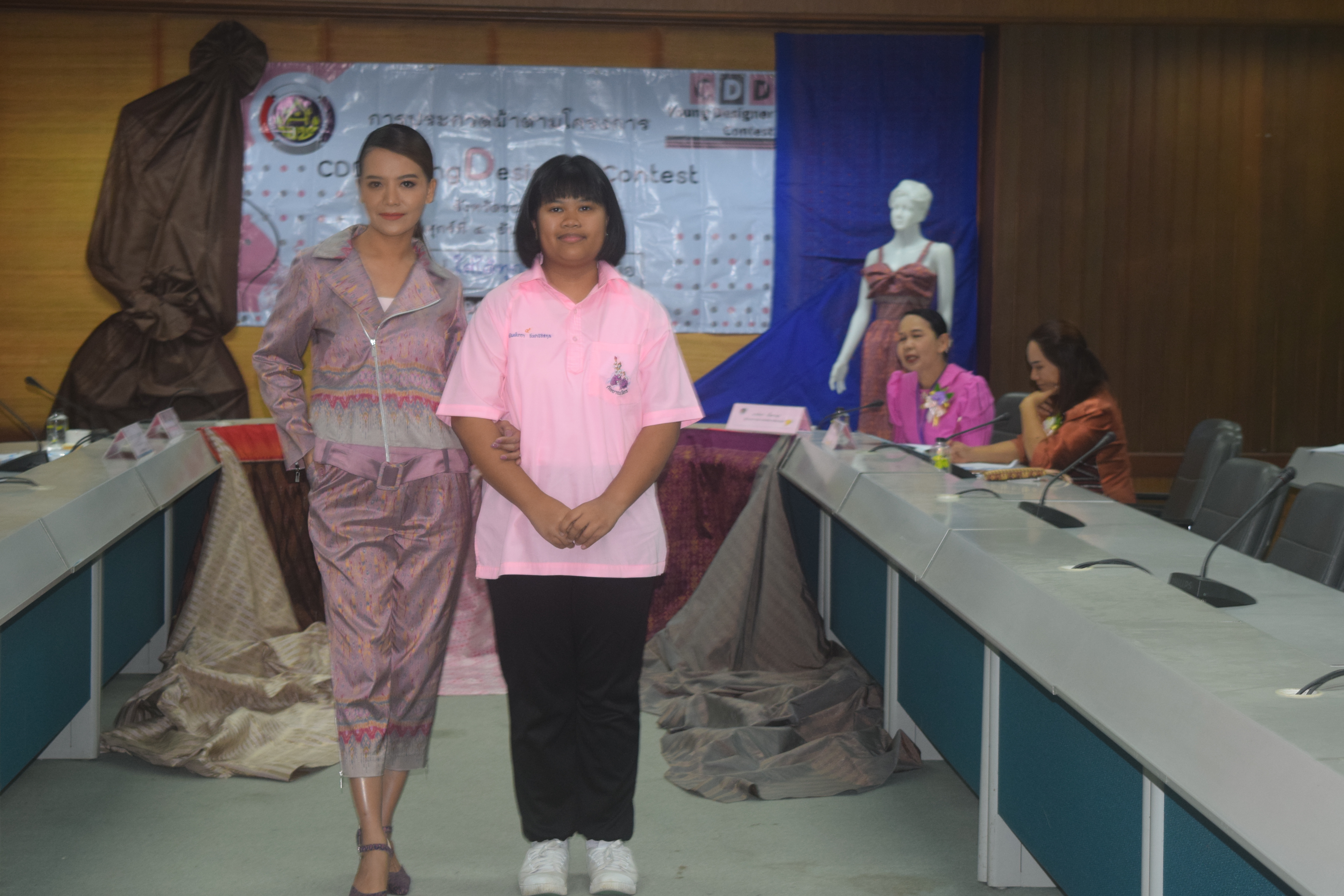 ? จังหวัดขอนแก่น : จัดประกวดออกแบบผ้าตามโครงการ CDD Young Designer Contest ?