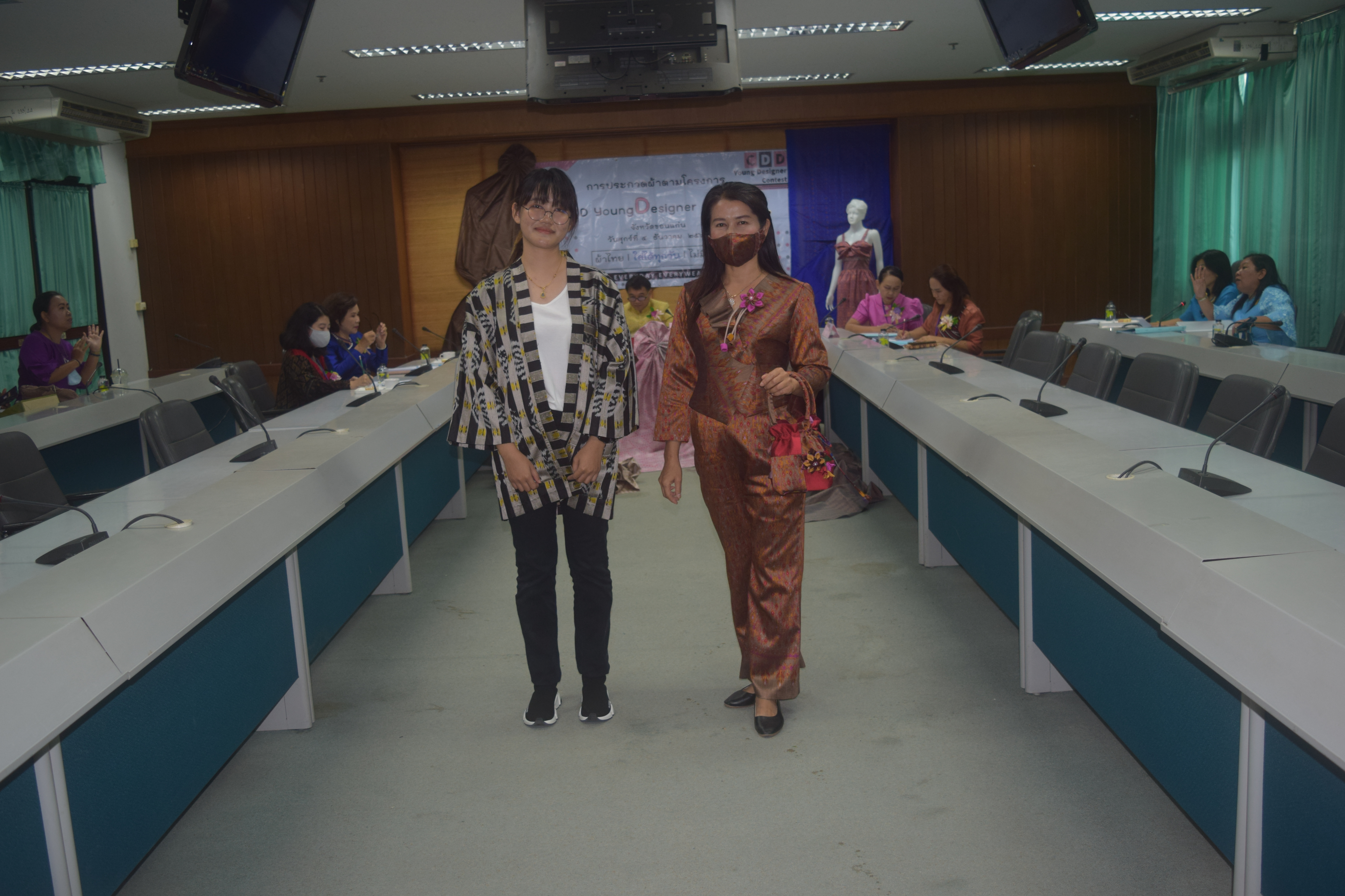 ? จังหวัดขอนแก่น : จัดประกวดออกแบบผ้าตามโครงการ CDD Young Designer Contest ?