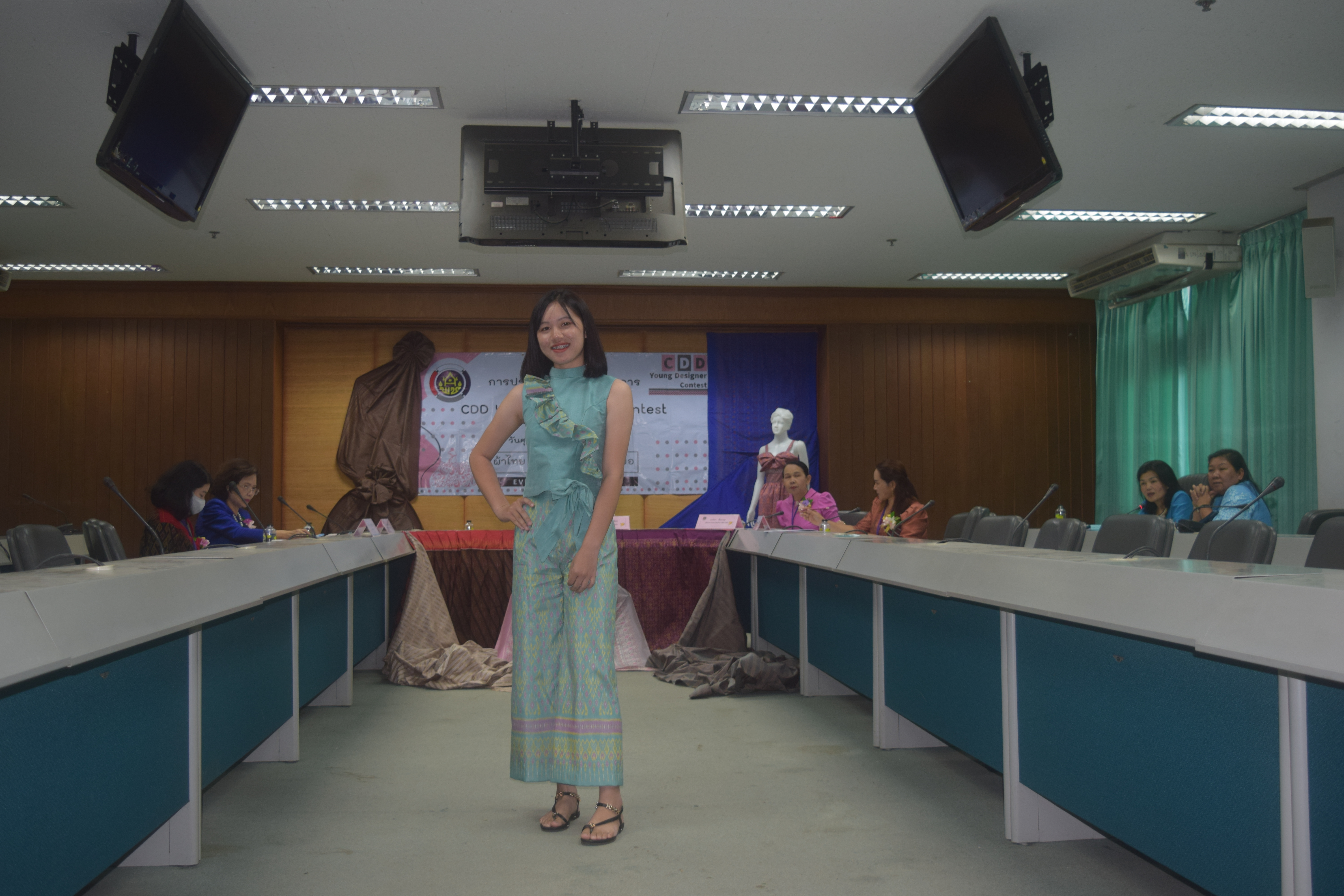 ? จังหวัดขอนแก่น : จัดประกวดออกแบบผ้าตามโครงการ CDD Young Designer Contest ?