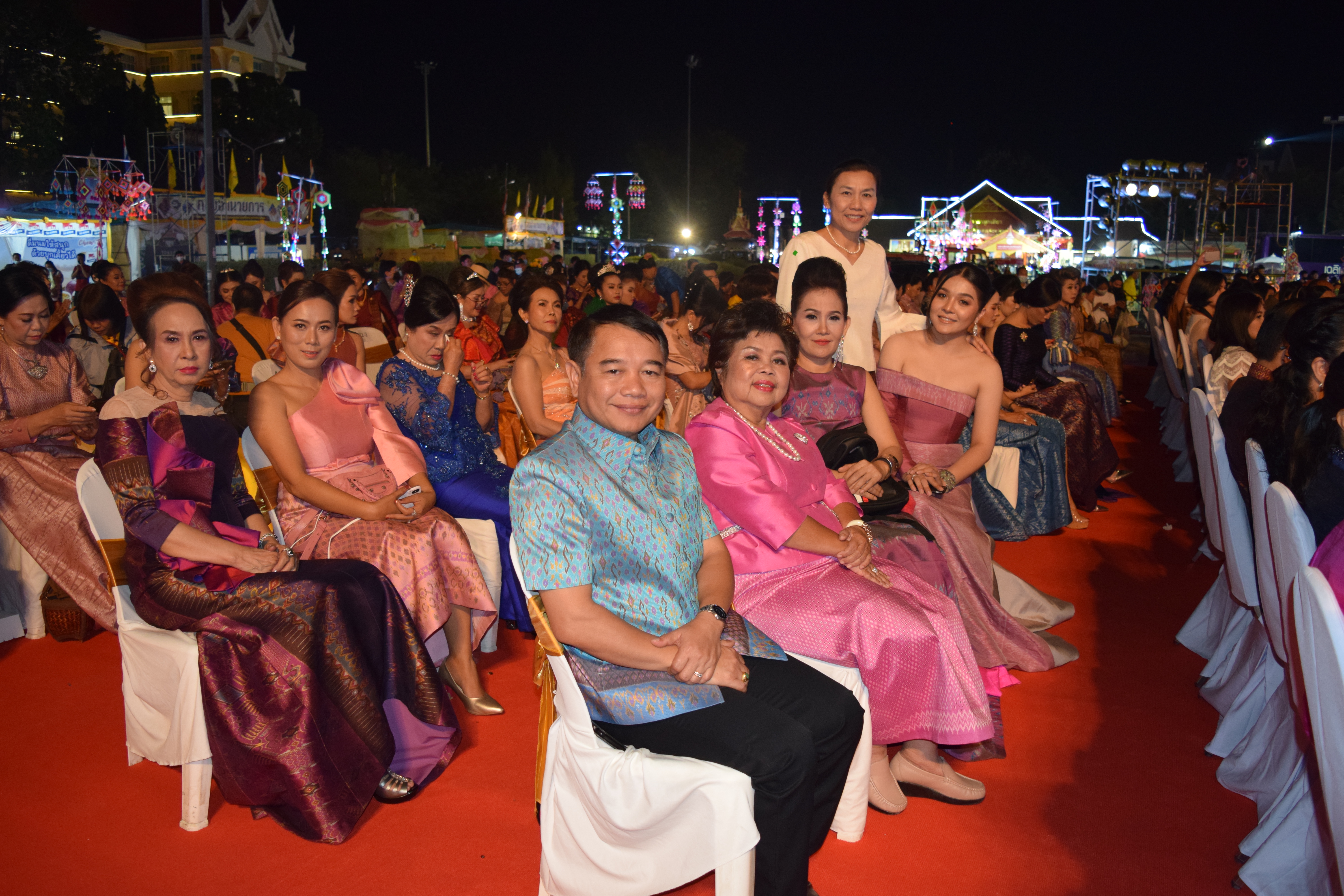 ? พช.ขอนแก่น : ร่วมเดินแฟชั่นโชว์ “ครอบครัวไหม” ในงานเทศกาลไหมนานาชาติประเพณีผูกเสี่ยวและงานกาชาด ประจำปี 2563