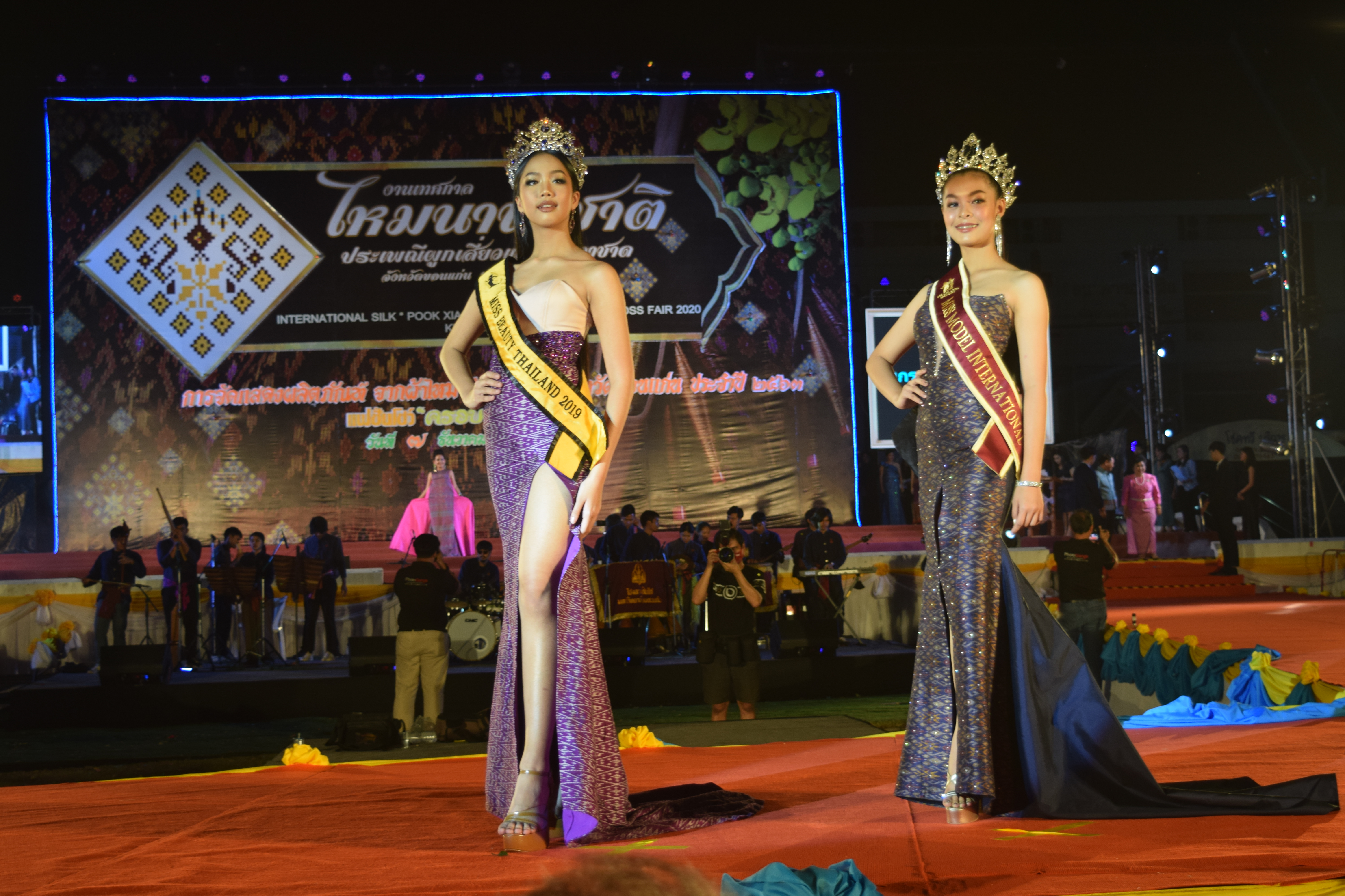 ? พช.ขอนแก่น : ร่วมเดินแฟชั่นโชว์ “ครอบครัวไหม” ในงานเทศกาลไหมนานาชาติประเพณีผูกเสี่ยวและงานกาชาด ประจำปี 2563