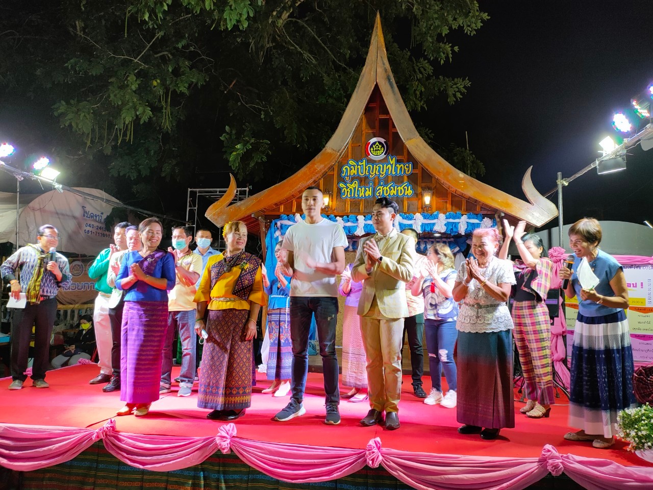 ? พช.ขอนแก่น : เปิดกิจกรรมการประกวดร้องเพลง OTOP ลูกทุ่งเสียงทอง ในงาน “ภูมิปัญญาไทย วิถีใหม่ สู่ชุมชน” งานเทศกาลไหมนานาชาติประเพณีผูกเสี่ยว และงานกาชาดจังหวัดขอนแก่น ประจำปี 2563 ?