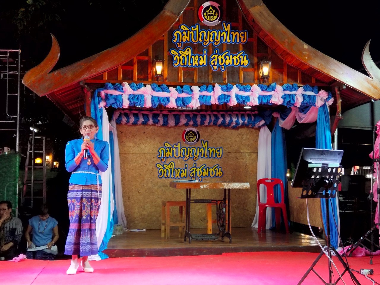 ? พช.ขอนแก่น : เปิดกิจกรรมการประกวดร้องเพลง OTOP ลูกทุ่งเสียงทอง ในงาน “ภูมิปัญญาไทย วิถีใหม่ สู่ชุมชน” งานเทศกาลไหมนานาชาติประเพณีผูกเสี่ยว และงานกาชาดจังหวัดขอนแก่น ประจำปี 2563 ?