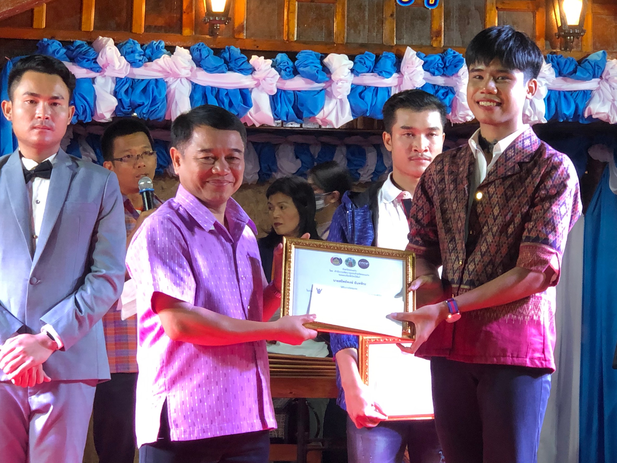 ? พช.ขอนแก่น : จัดกิจกรรมการประกวดร้องเพลง OTOP ลูกทุ่งเสียงทอง ในงาน “ภูมิปัญญาไทย วิถีใหม่ สู่ชุมชน” งานเทศกาลไหมนานาชาติประเพณีผูกเสี่ยว และงานกาชาดจังหวัดขอนแก่น ประจำปี 2563 ?