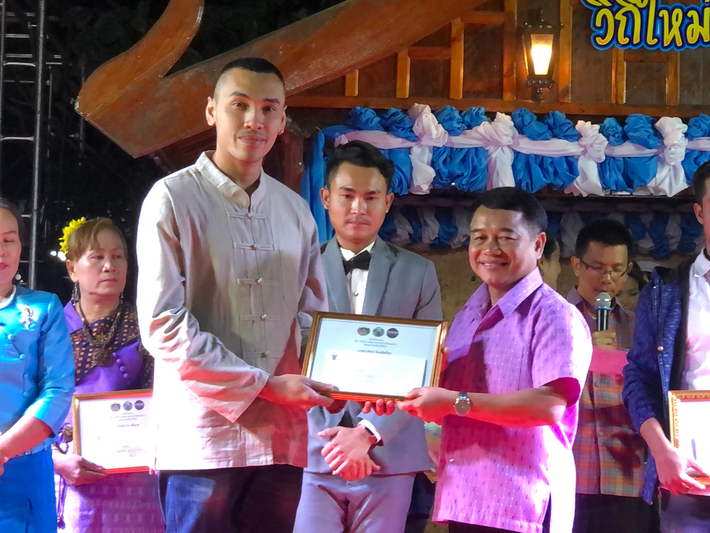 ? พช.ขอนแก่น : จัดกิจกรรมการประกวดร้องเพลง OTOP ลูกทุ่งเสียงทอง ในงาน “ภูมิปัญญาไทย วิถีใหม่ สู่ชุมชน” งานเทศกาลไหมนานาชาติประเพณีผูกเสี่ยว และงานกาชาดจังหวัดขอนแก่น ประจำปี 2563 ?
