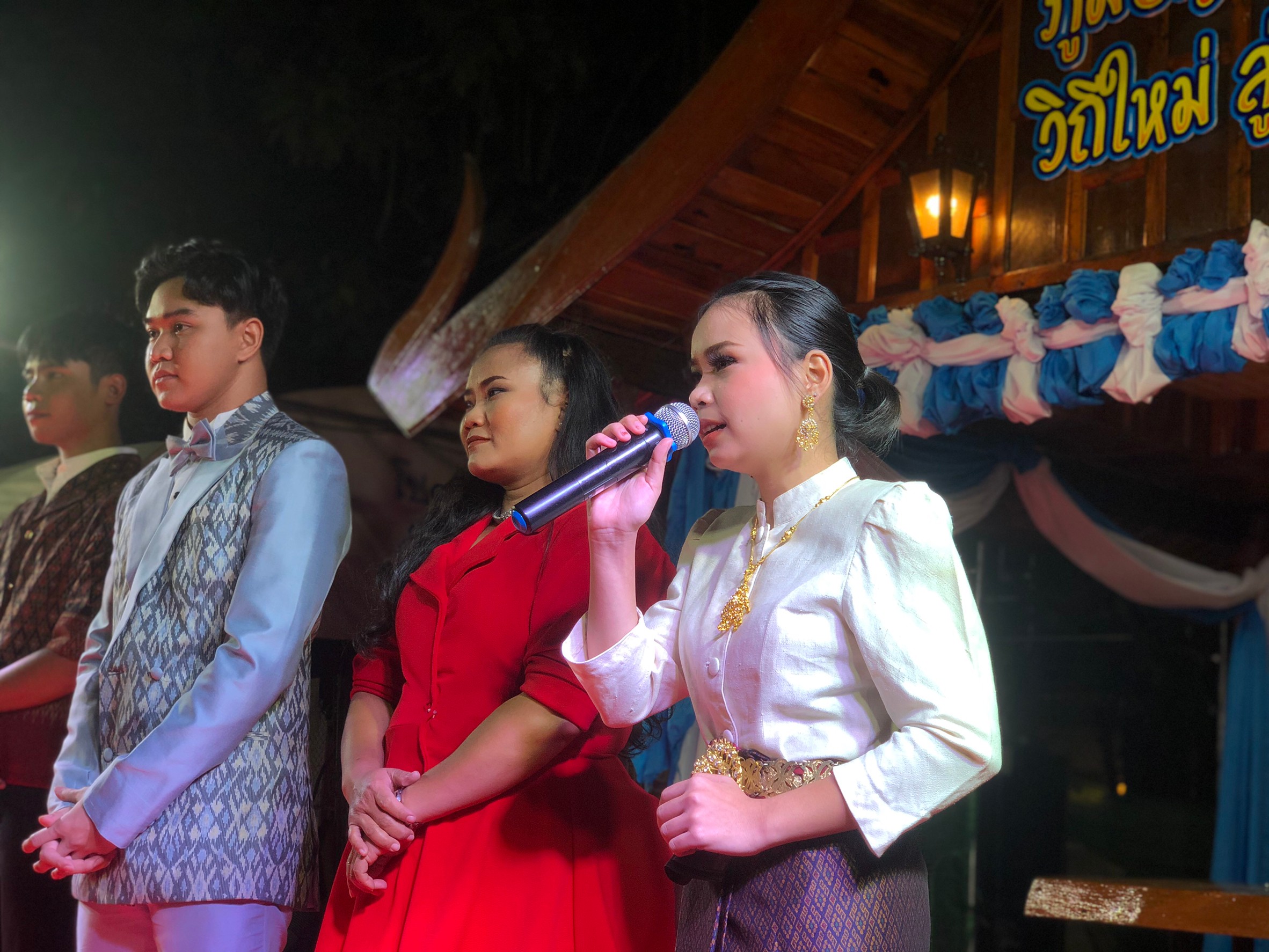 ? พช.ขอนแก่น : จัดกิจกรรมการประกวดร้องเพลง OTOP ลูกทุ่งเสียงทอง ในงาน “ภูมิปัญญาไทย วิถีใหม่ สู่ชุมชน” งานเทศกาลไหมนานาชาติประเพณีผูกเสี่ยว และงานกาชาดจังหวัดขอนแก่น ประจำปี 2563 ?