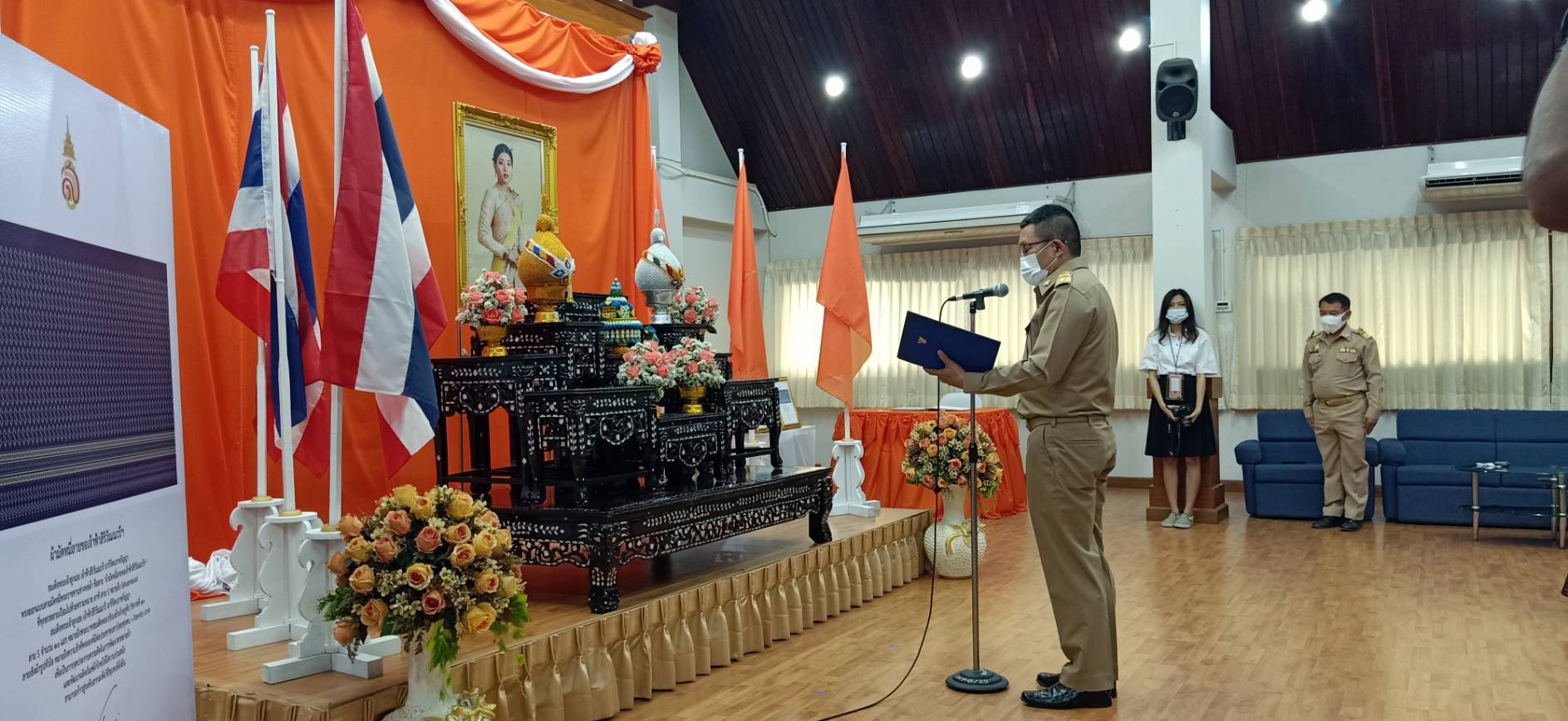 ? จังหวัดขอนแก่น : จัดพิธีลงนามถวายพระพรชัยมงคล สมเด็จพระเจ้าลูกเธอ เจ้าฟ้าสิริวัณณวรี นารีรัตนราชกัญญา เนื่องในโอกาสวันคล้ายวันประสูติ 8 มกราคม 2564 และพิธีมอบลายผ้า “ผ้ามัดหมี่ลายขอเจ้าฟ้าสิริวัณณวรีฯ” ?