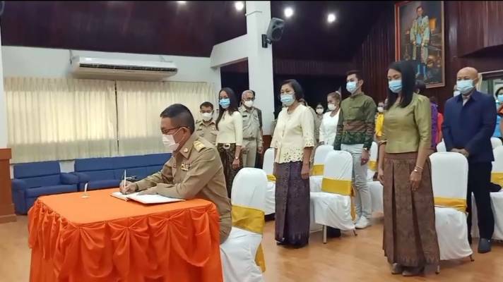 ? จังหวัดขอนแก่น : จัดพิธีลงนามถวายพระพรชัยมงคล สมเด็จพระเจ้าลูกเธอ เจ้าฟ้าสิริวัณณวรี นารีรัตนราชกัญญา เนื่องในโอกาสวันคล้ายวันประสูติ 8 มกราคม 2564 และพิธีมอบลายผ้า “ผ้ามัดหมี่ลายขอเจ้าฟ้าสิริวัณณวรีฯ” ?
