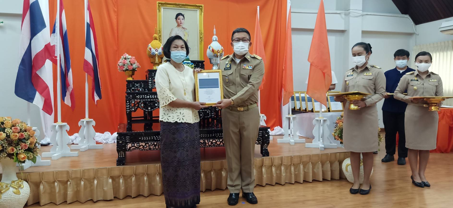 ? จังหวัดขอนแก่น : จัดพิธีลงนามถวายพระพรชัยมงคล สมเด็จพระเจ้าลูกเธอ เจ้าฟ้าสิริวัณณวรี นารีรัตนราชกัญญา เนื่องในโอกาสวันคล้ายวันประสูติ 8 มกราคม 2564 และพิธีมอบลายผ้า “ผ้ามัดหมี่ลายขอเจ้าฟ้าสิริวัณณวรีฯ” ?
