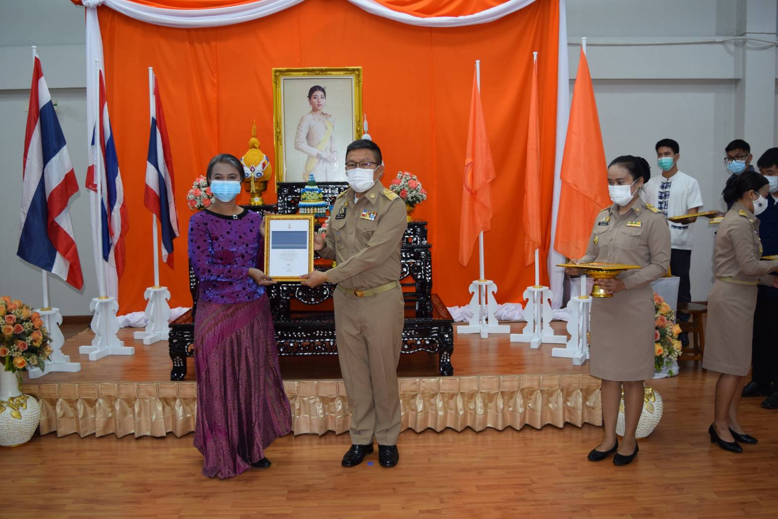 ? จังหวัดขอนแก่น : จัดพิธีลงนามถวายพระพรชัยมงคล สมเด็จพระเจ้าลูกเธอ เจ้าฟ้าสิริวัณณวรี นารีรัตนราชกัญญา เนื่องในโอกาสวันคล้ายวันประสูติ 8 มกราคม 2564 และพิธีมอบลายผ้า “ผ้ามัดหมี่ลายขอเจ้าฟ้าสิริวัณณวรีฯ” ?
