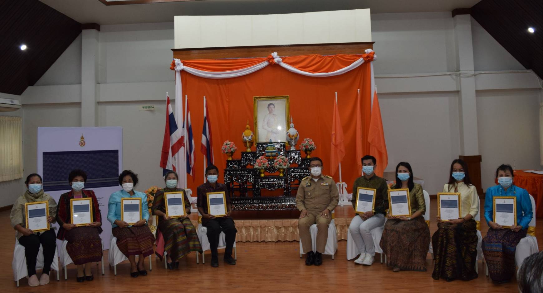 ? จังหวัดขอนแก่น : จัดพิธีลงนามถวายพระพรชัยมงคล สมเด็จพระเจ้าลูกเธอ เจ้าฟ้าสิริวัณณวรี นารีรัตนราชกัญญา เนื่องในโอกาสวันคล้ายวันประสูติ 8 มกราคม 2564 และพิธีมอบลายผ้า “ผ้ามัดหมี่ลายขอเจ้าฟ้าสิริวัณณวรีฯ” ?