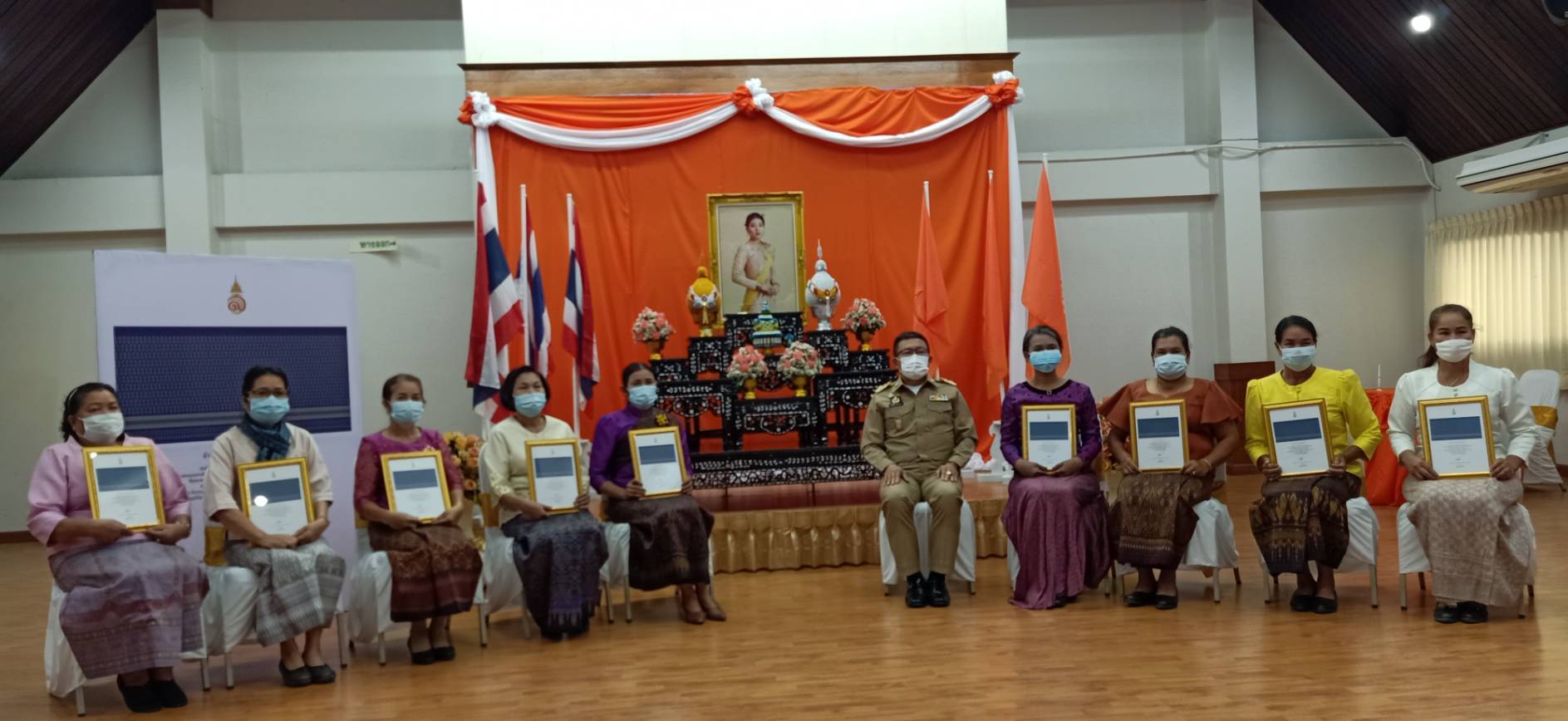 ? จังหวัดขอนแก่น : จัดพิธีลงนามถวายพระพรชัยมงคล สมเด็จพระเจ้าลูกเธอ เจ้าฟ้าสิริวัณณวรี นารีรัตนราชกัญญา เนื่องในโอกาสวันคล้ายวันประสูติ 8 มกราคม 2564 และพิธีมอบลายผ้า “ผ้ามัดหมี่ลายขอเจ้าฟ้าสิริวัณณวรีฯ” ?