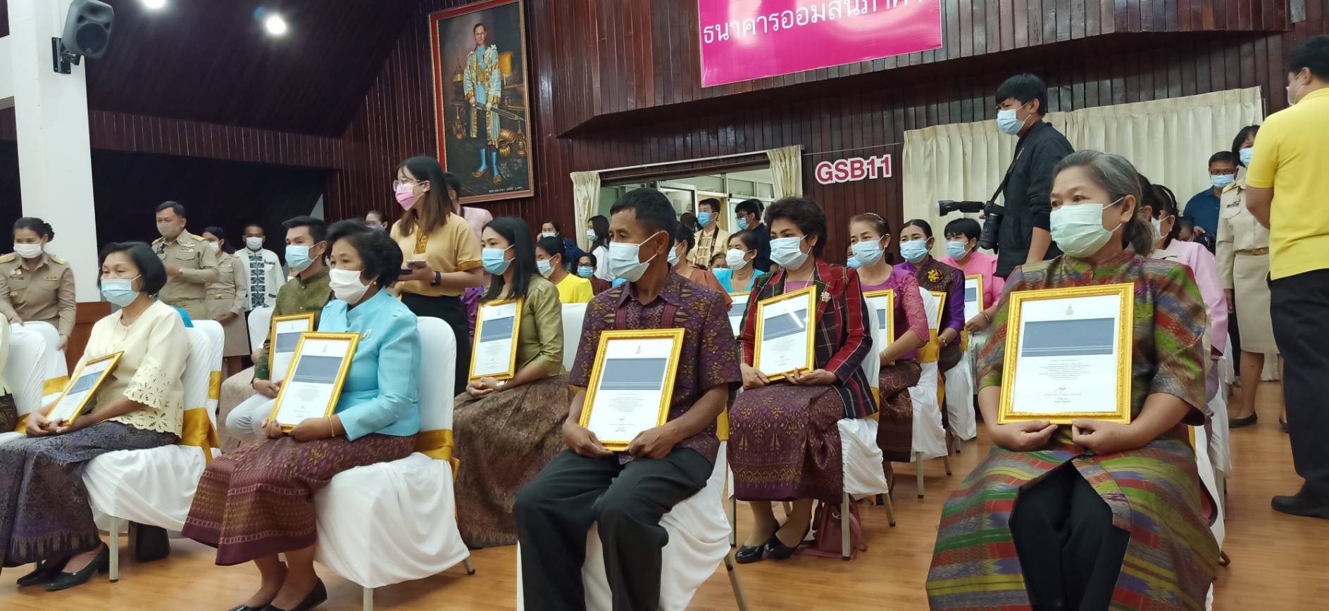 ? จังหวัดขอนแก่น : จัดพิธีลงนามถวายพระพรชัยมงคล สมเด็จพระเจ้าลูกเธอ เจ้าฟ้าสิริวัณณวรี นารีรัตนราชกัญญา เนื่องในโอกาสวันคล้ายวันประสูติ 8 มกราคม 2564 และพิธีมอบลายผ้า “ผ้ามัดหมี่ลายขอเจ้าฟ้าสิริวัณณวรีฯ” ?