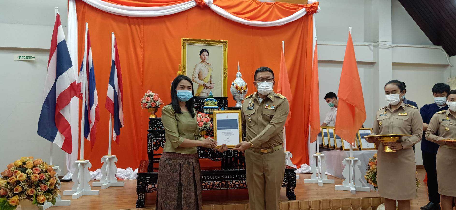 ? จังหวัดขอนแก่น : จัดพิธีลงนามถวายพระพรชัยมงคล สมเด็จพระเจ้าลูกเธอ เจ้าฟ้าสิริวัณณวรี นารีรัตนราชกัญญา เนื่องในโอกาสวันคล้ายวันประสูติ 8 มกราคม 2564 และพิธีมอบลายผ้า “ผ้ามัดหมี่ลายขอเจ้าฟ้าสิริวัณณวรีฯ” ?