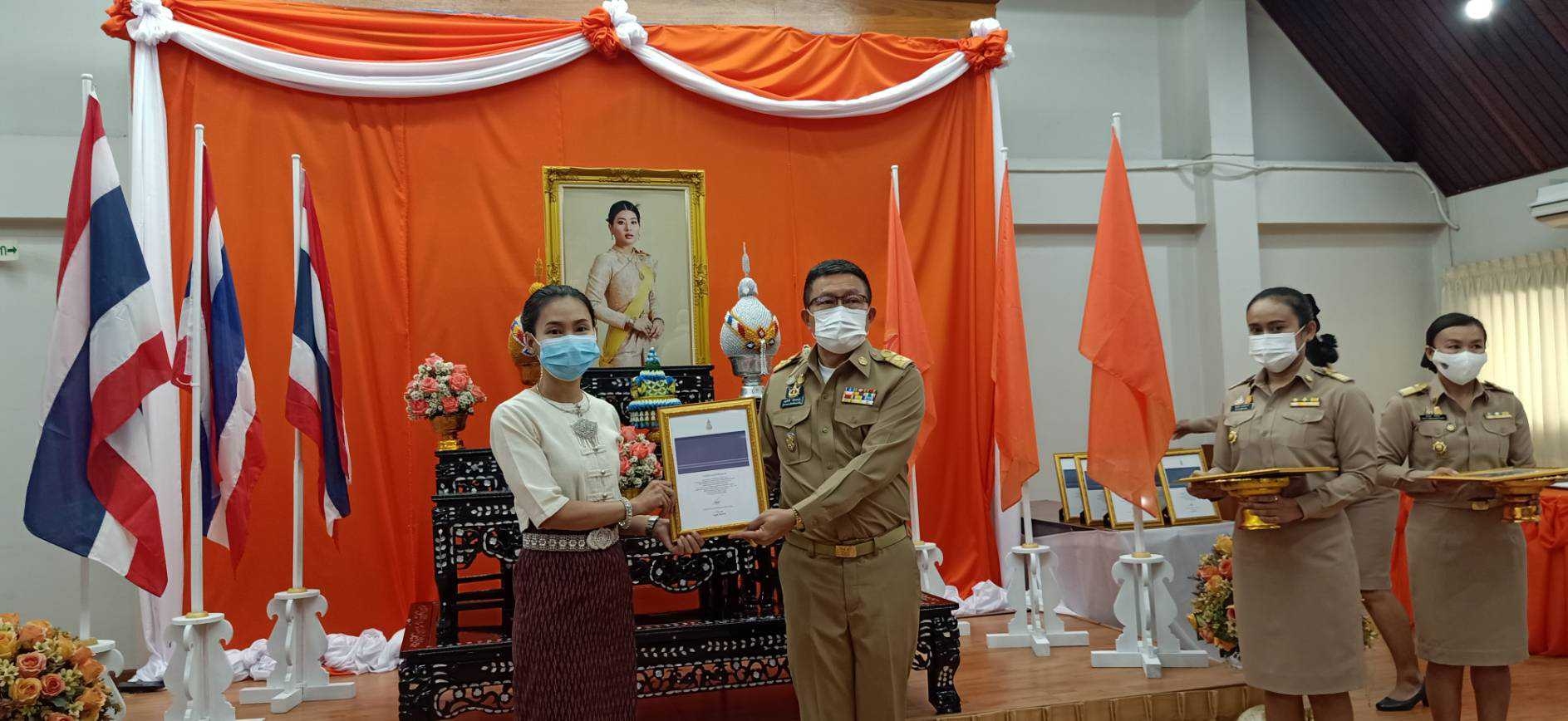 ? จังหวัดขอนแก่น : จัดพิธีลงนามถวายพระพรชัยมงคล สมเด็จพระเจ้าลูกเธอ เจ้าฟ้าสิริวัณณวรี นารีรัตนราชกัญญา เนื่องในโอกาสวันคล้ายวันประสูติ 8 มกราคม 2564 และพิธีมอบลายผ้า “ผ้ามัดหมี่ลายขอเจ้าฟ้าสิริวัณณวรีฯ” ?