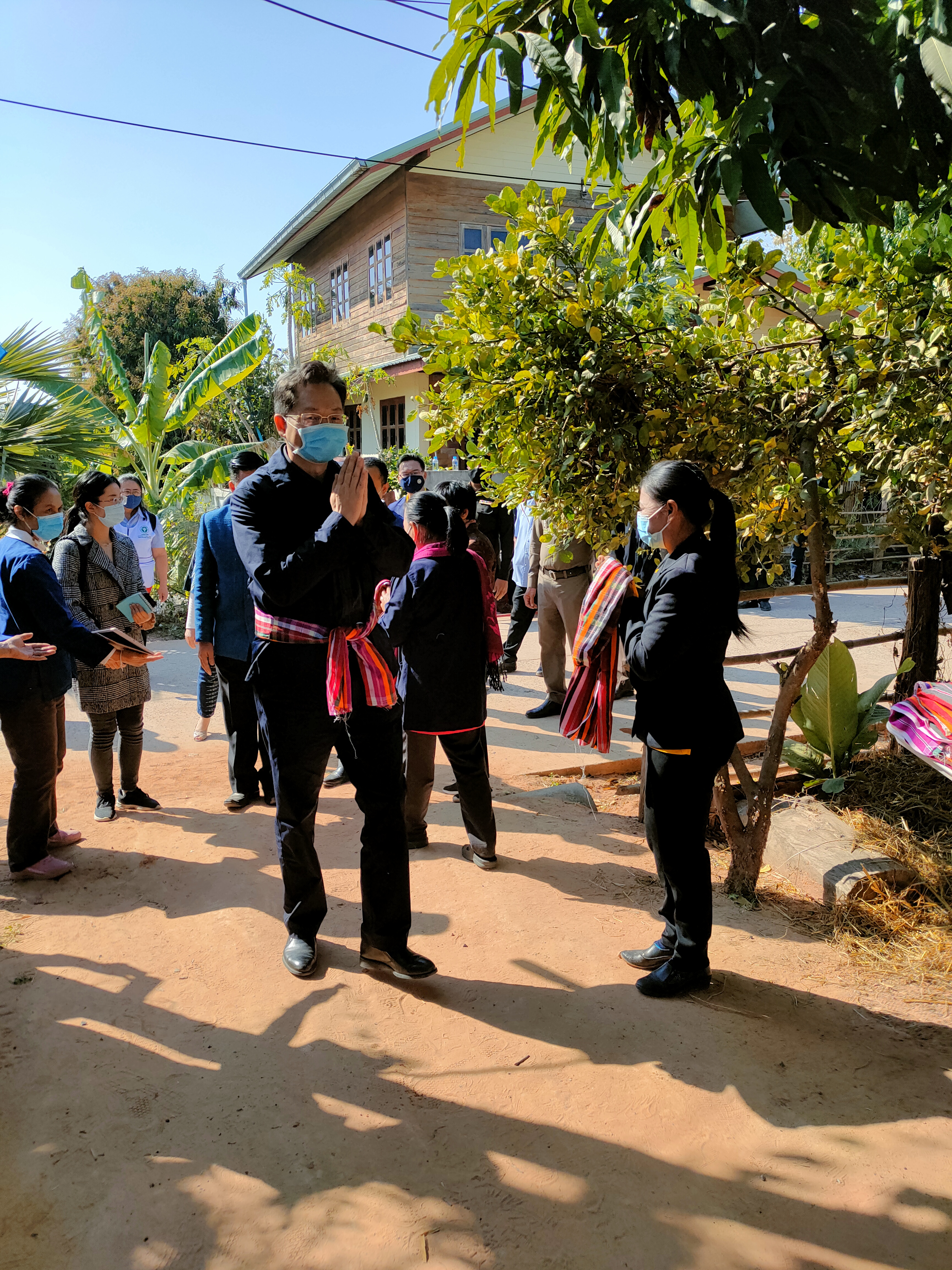 ?นายสมศักดิ์  จังตระกุล ผู้ว่าราชการจังหวัดขอนแก่น มอบหมายให้นายศรัทธา  คชพลายุกต์  รองผู้ว่าราชการจังหวัด  นางจันทรียา  คชพลายุกต์ รองนายกเหล่ากาชาด นายจำเริญ แหวนเพ็ชร พัฒนาการจังหวัดขอนแก่น พร้อมด้วย นางสาวอัญชนิดา กมลเพ็ชร  ผอ.กลุ่มงานสารสนเทศการพัฒนาชุมชน สำนักงานพัฒนาชุมชนจังหวัดขอนแก่น ลงพื้นที่ดำเนินกิจกรรม มอบบ้านต้นแบบ ความสัมพันธ์ ไทย-จีน ตามโครงการคู่เสี่ยว เกี่ยวก้อย แก้จนคนขอนแก่น ร่วมกับ Mr.Liao Junyun(นายเหลี้ยว  จวิ้นหยุน)  กงสุลใหญ่สาธารณรัฐประชาชนจีน ประจำจังหวัดขอนแก่น Mr.Zhang  Zhiwen (นายจางจื้อเหวิน) กงสุลฝ่ายพาณิชย์ และMiss.Shi Yutong (นางสาวซือ หยู่ถง)เลขากงสุลใหญ่  มอบบ้านครัวเรือนต้นแบบนางบุญส่ง กระจ่างโพธิ์ บ้านเลขที่ ๒๙/๑ หมู่ที่ ๕ ตำบลขามป้อม อำเภอเปือยน้อย จังหวัดขอนแก่น งบประมาณ ๒๐๐,๐๐๐  บาท ?