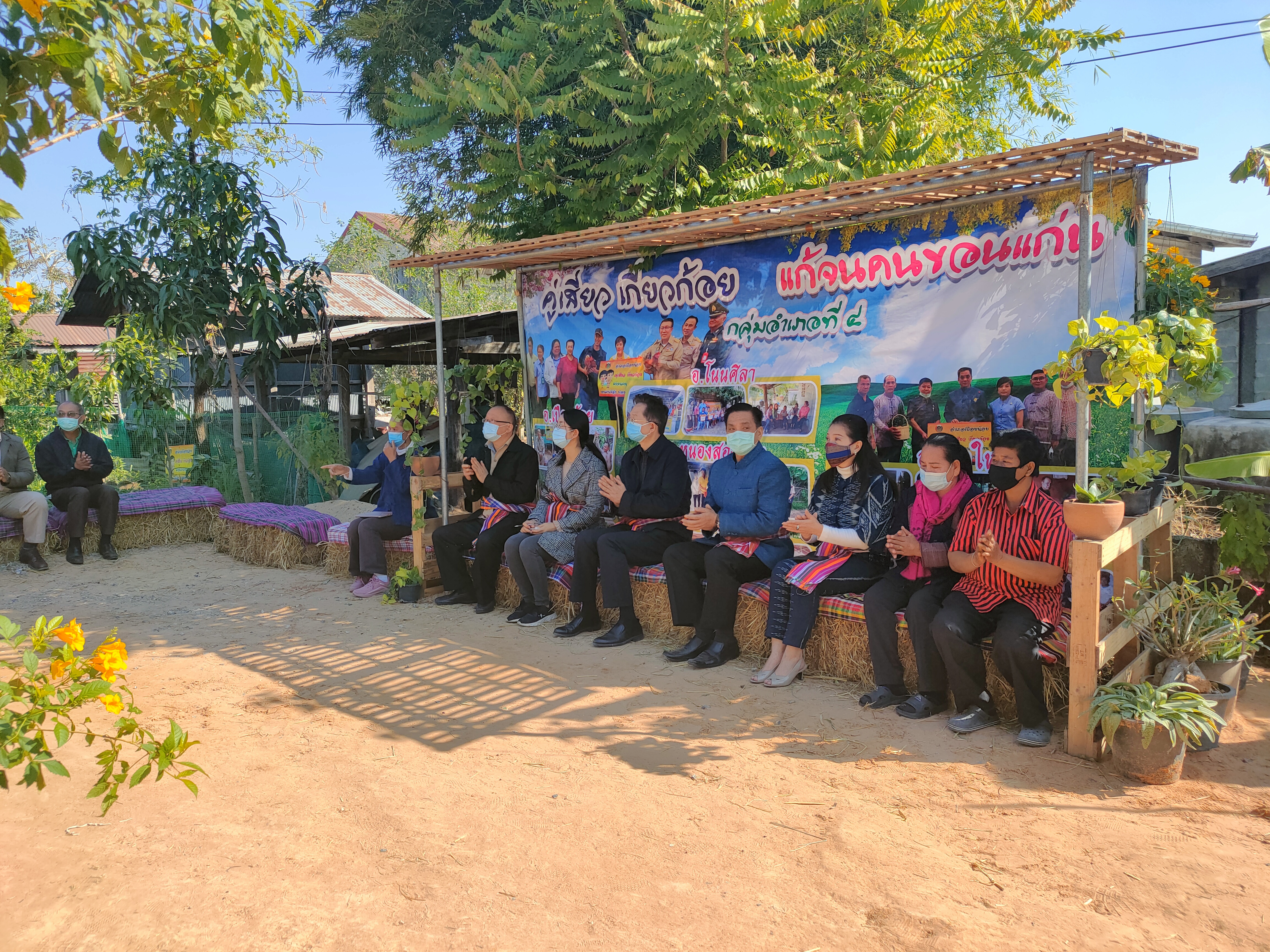 ?นายสมศักดิ์  จังตระกุล ผู้ว่าราชการจังหวัดขอนแก่น มอบหมายให้นายศรัทธา  คชพลายุกต์  รองผู้ว่าราชการจังหวัด  นางจันทรียา  คชพลายุกต์ รองนายกเหล่ากาชาด นายจำเริญ แหวนเพ็ชร พัฒนาการจังหวัดขอนแก่น พร้อมด้วย นางสาวอัญชนิดา กมลเพ็ชร  ผอ.กลุ่มงานสารสนเทศการพัฒนาชุมชน สำนักงานพัฒนาชุมชนจังหวัดขอนแก่น ลงพื้นที่ดำเนินกิจกรรม มอบบ้านต้นแบบ ความสัมพันธ์ ไทย-จีน ตามโครงการคู่เสี่ยว เกี่ยวก้อย แก้จนคนขอนแก่น ร่วมกับ Mr.Liao Junyun(นายเหลี้ยว  จวิ้นหยุน)  กงสุลใหญ่สาธารณรัฐประชาชนจีน ประจำจังหวัดขอนแก่น Mr.Zhang  Zhiwen (นายจางจื้อเหวิน) กงสุลฝ่ายพาณิชย์ และMiss.Shi Yutong (นางสาวซือ หยู่ถง)เลขากงสุลใหญ่  มอบบ้านครัวเรือนต้นแบบนางบุญส่ง กระจ่างโพธิ์ บ้านเลขที่ ๒๙/๑ หมู่ที่ ๕ ตำบลขามป้อม อำเภอเปือยน้อย จังหวัดขอนแก่น งบประมาณ ๒๐๐,๐๐๐  บาท ?