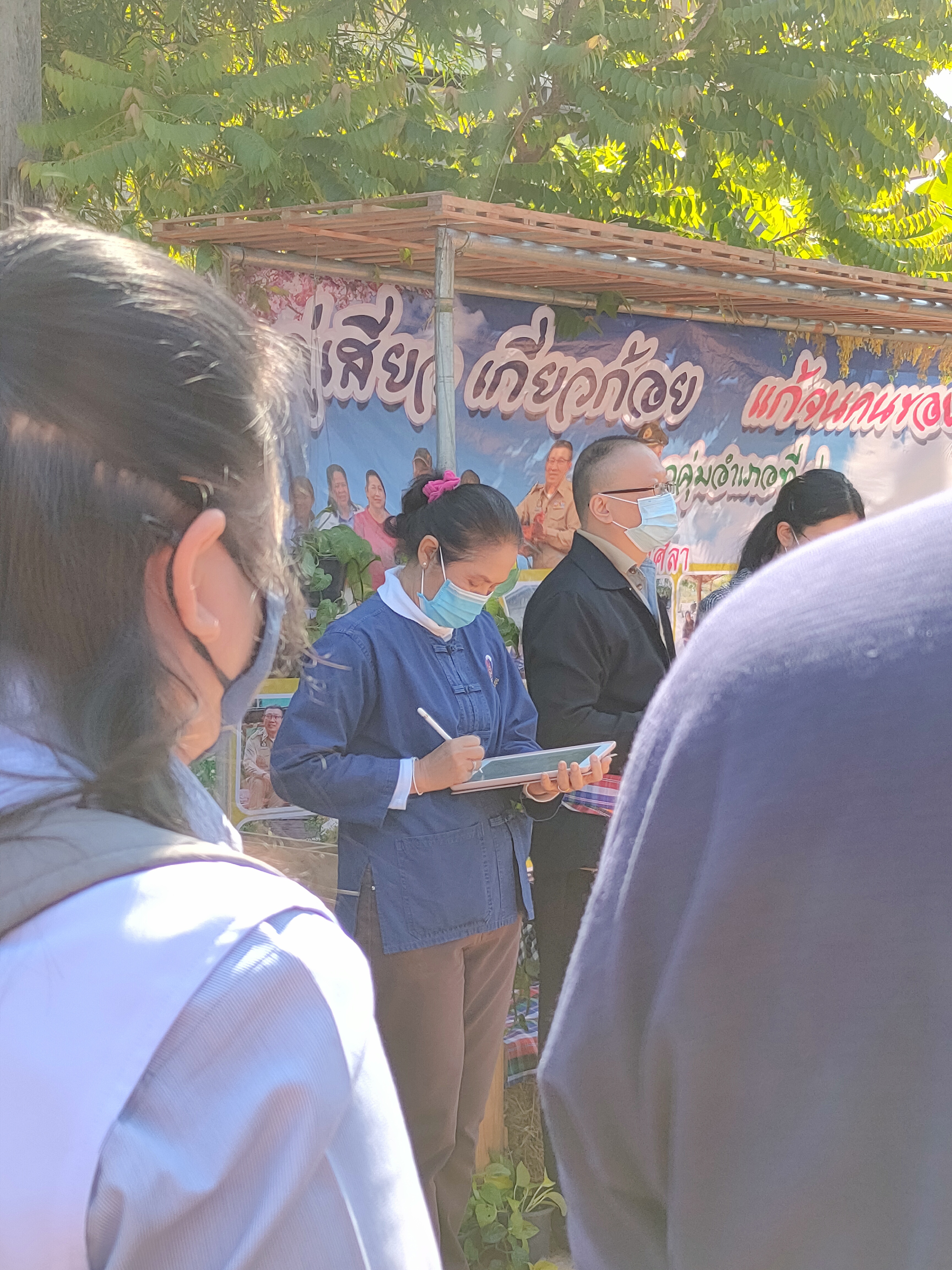 ?นายสมศักดิ์  จังตระกุล ผู้ว่าราชการจังหวัดขอนแก่น มอบหมายให้นายศรัทธา  คชพลายุกต์  รองผู้ว่าราชการจังหวัด  นางจันทรียา  คชพลายุกต์ รองนายกเหล่ากาชาด นายจำเริญ แหวนเพ็ชร พัฒนาการจังหวัดขอนแก่น พร้อมด้วย นางสาวอัญชนิดา กมลเพ็ชร  ผอ.กลุ่มงานสารสนเทศการพัฒนาชุมชน สำนักงานพัฒนาชุมชนจังหวัดขอนแก่น ลงพื้นที่ดำเนินกิจกรรม มอบบ้านต้นแบบ ความสัมพันธ์ ไทย-จีน ตามโครงการคู่เสี่ยว เกี่ยวก้อย แก้จนคนขอนแก่น ร่วมกับ Mr.Liao Junyun(นายเหลี้ยว  จวิ้นหยุน)  กงสุลใหญ่สาธารณรัฐประชาชนจีน ประจำจังหวัดขอนแก่น Mr.Zhang  Zhiwen (นายจางจื้อเหวิน) กงสุลฝ่ายพาณิชย์ และMiss.Shi Yutong (นางสาวซือ หยู่ถง)เลขากงสุลใหญ่  มอบบ้านครัวเรือนต้นแบบนางบุญส่ง กระจ่างโพธิ์ บ้านเลขที่ ๒๙/๑ หมู่ที่ ๕ ตำบลขามป้อม อำเภอเปือยน้อย จังหวัดขอนแก่น งบประมาณ ๒๐๐,๐๐๐  บาท ?