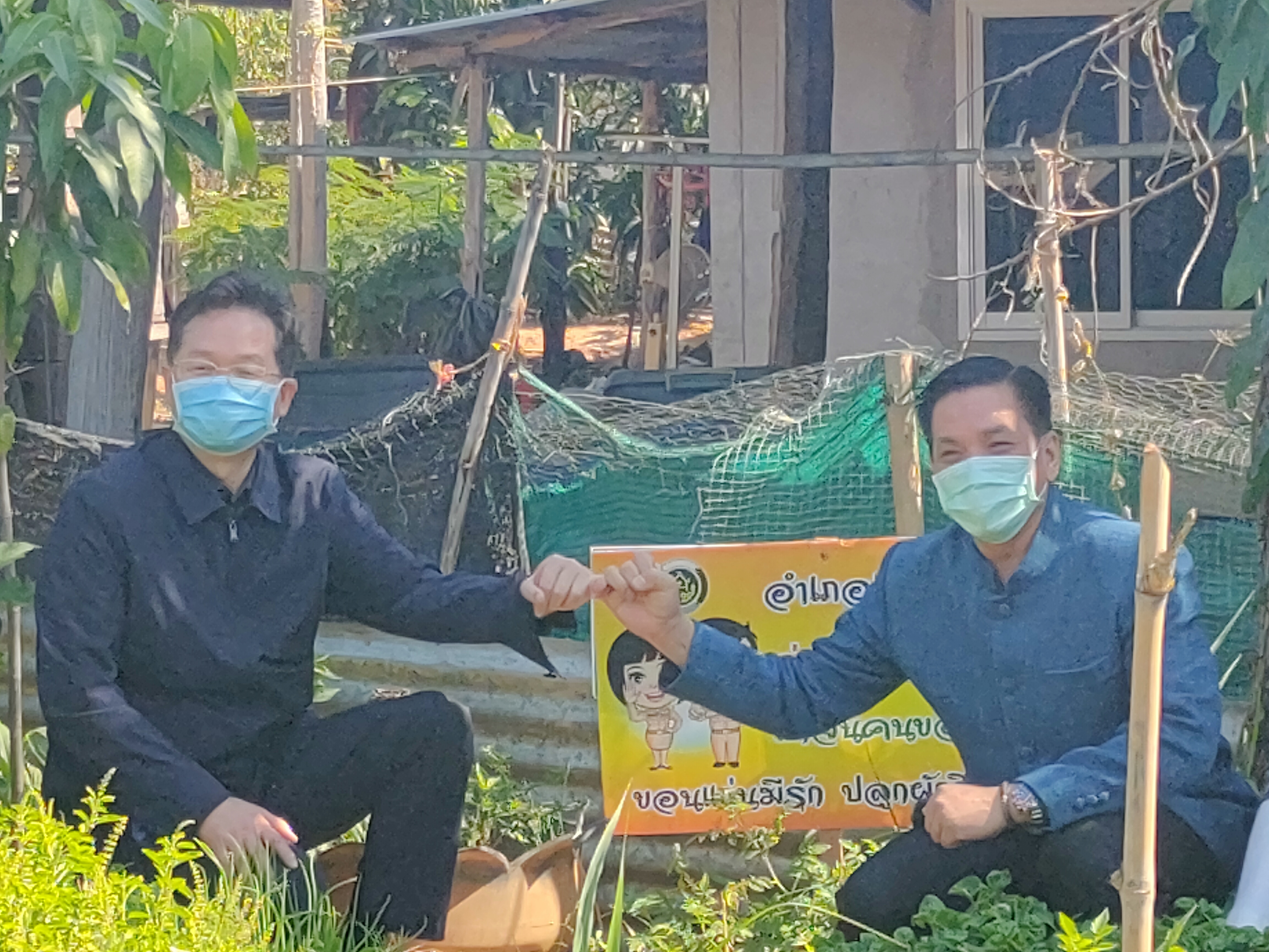 ?นายสมศักดิ์  จังตระกุล ผู้ว่าราชการจังหวัดขอนแก่น มอบหมายให้นายศรัทธา  คชพลายุกต์  รองผู้ว่าราชการจังหวัด  นางจันทรียา  คชพลายุกต์ รองนายกเหล่ากาชาด นายจำเริญ แหวนเพ็ชร พัฒนาการจังหวัดขอนแก่น พร้อมด้วย นางสาวอัญชนิดา กมลเพ็ชร  ผอ.กลุ่มงานสารสนเทศการพัฒนาชุมชน สำนักงานพัฒนาชุมชนจังหวัดขอนแก่น ลงพื้นที่ดำเนินกิจกรรม มอบบ้านต้นแบบ ความสัมพันธ์ ไทย-จีน ตามโครงการคู่เสี่ยว เกี่ยวก้อย แก้จนคนขอนแก่น ร่วมกับ Mr.Liao Junyun(นายเหลี้ยว  จวิ้นหยุน)  กงสุลใหญ่สาธารณรัฐประชาชนจีน ประจำจังหวัดขอนแก่น Mr.Zhang  Zhiwen (นายจางจื้อเหวิน) กงสุลฝ่ายพาณิชย์ และMiss.Shi Yutong (นางสาวซือ หยู่ถง)เลขากงสุลใหญ่  มอบบ้านครัวเรือนต้นแบบนางบุญส่ง กระจ่างโพธิ์ บ้านเลขที่ ๒๙/๑ หมู่ที่ ๕ ตำบลขามป้อม อำเภอเปือยน้อย จังหวัดขอนแก่น งบประมาณ ๒๐๐,๐๐๐  บาท ?