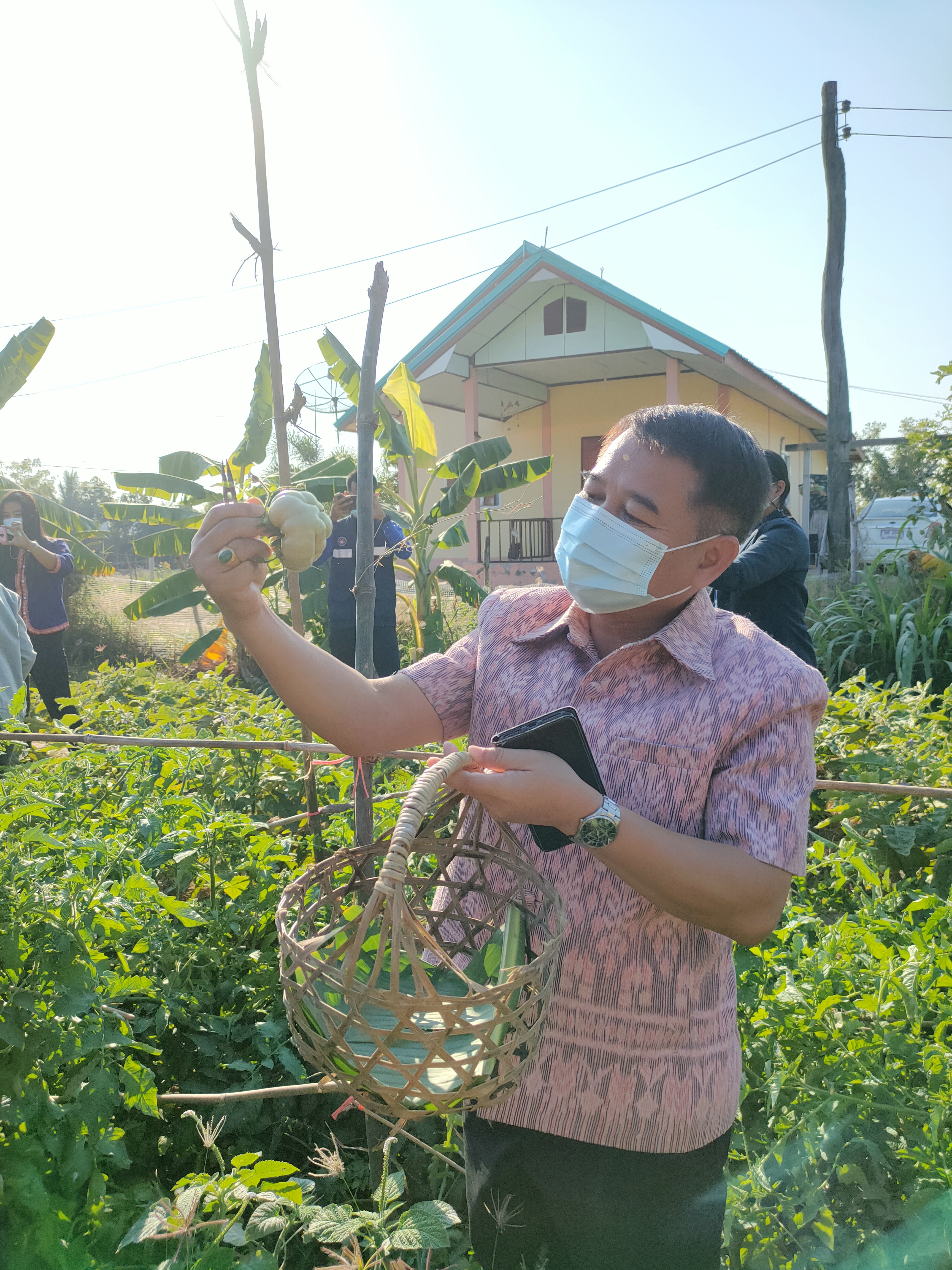 ?พช.ขอนแก่น : ติดตามดำเนินงานเขาเยี่ยมชมแปลงผักเพื่อสร้างความมั่นคงทางอาหาร (Food bank) ณ บ้านหนองบัวน้อย ม.4 ตำบลสระแก้ว และเยี่ยมครัวเรือนยากจนตามโครการคู่เสี่ยวเกี่ยวก้อยแก้จนคนขอนแก่น และโครงการปิดทองหลังพระ แปลงผักปลอดภัย เพื่อสร้างความมั่นคงทางอาหาร บ้านเปือยน้อย ม.2 ตำบลเปือยน้อย อำเภอเปือยน้อย?