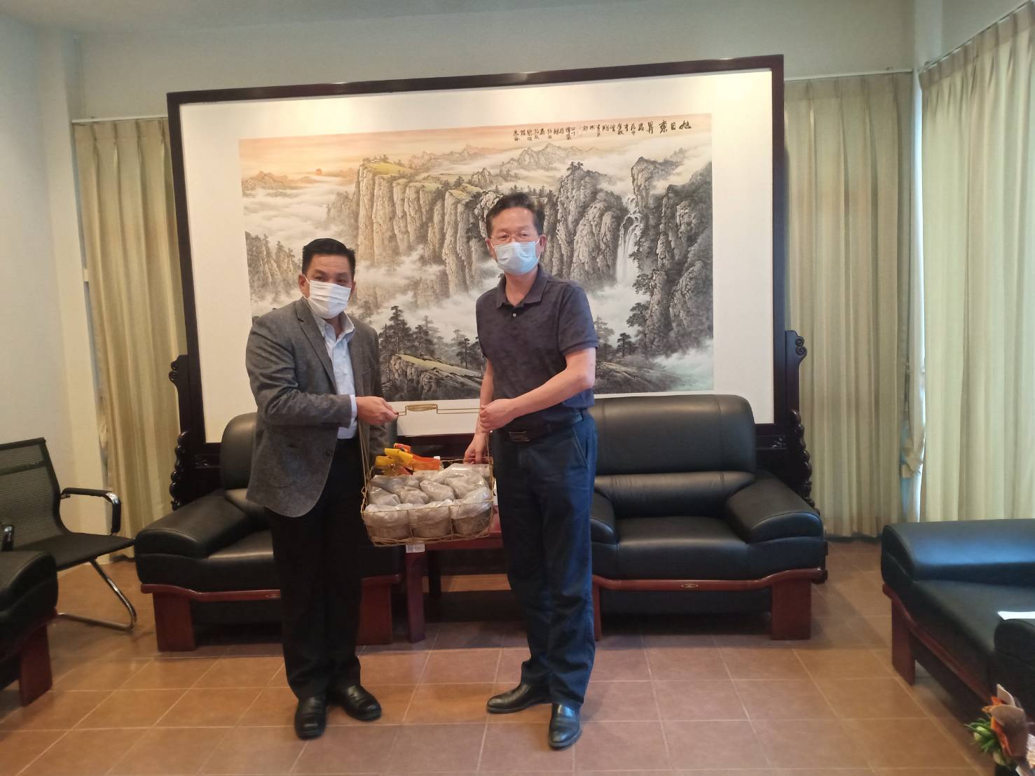 ?รองผู้ว่าราชการขอนแก่น มอบกระเช้าผักและปุ๋ยไส้เดือนดิน ให้กับท่าน Mr.Liao Junyun (นายเหลี้ยว จวิ้นหยุน) กงสุลใหญ่สาธารณรัฐประชาชนจีน ประจำประเทศไทย ณ จังหวัดขอนแก่น?