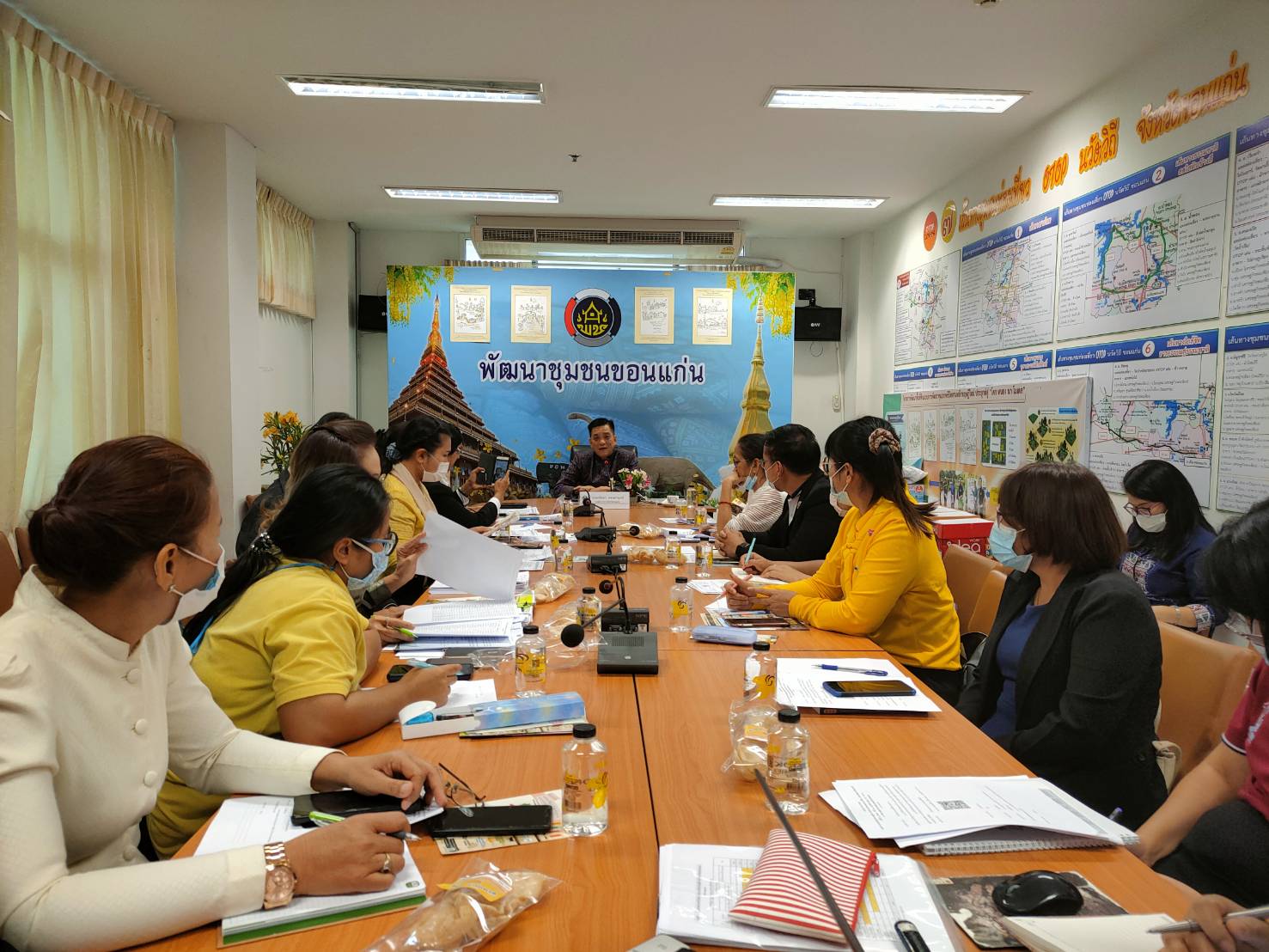 ?จังหวัดขอนแก่น จัดประชุมคณะทำงานชุดปฏิบัติการขับเคลื่อนการแก้ไขปัญหาความยากจน ตามภารกิจ 5 มิติ ในมิติที่ 1 ด้านการพัฒนาอาชีพและรายได้ ตามโครงการคู่เสี่ยว เกี่ยวก้อย แก้จนคนขอนแก่น?