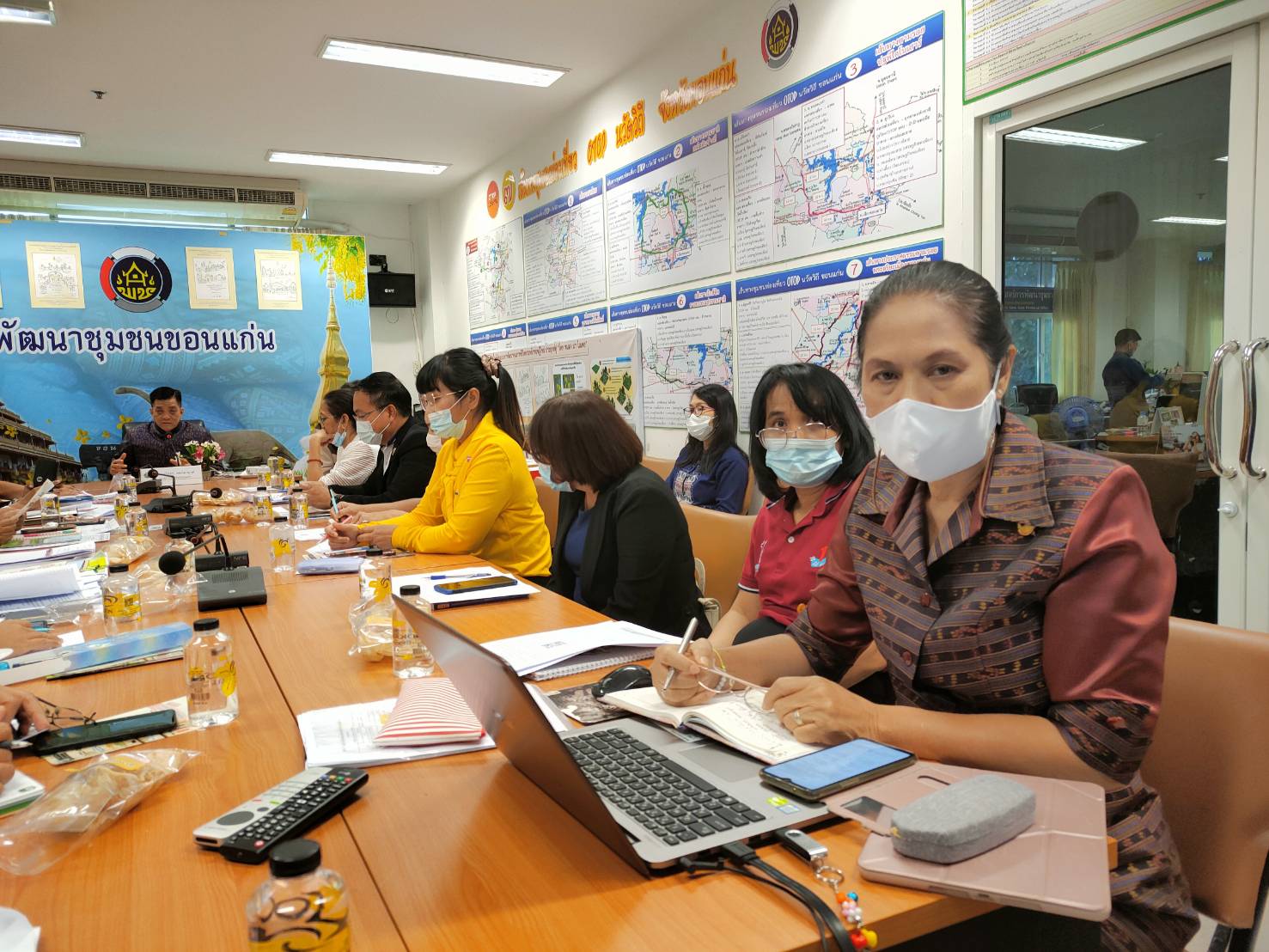 ?จังหวัดขอนแก่น จัดประชุมคณะทำงานชุดปฏิบัติการขับเคลื่อนการแก้ไขปัญหาความยากจน ตามภารกิจ 5 มิติ ในมิติที่ 1 ด้านการพัฒนาอาชีพและรายได้ ตามโครงการคู่เสี่ยว เกี่ยวก้อย แก้จนคนขอนแก่น?