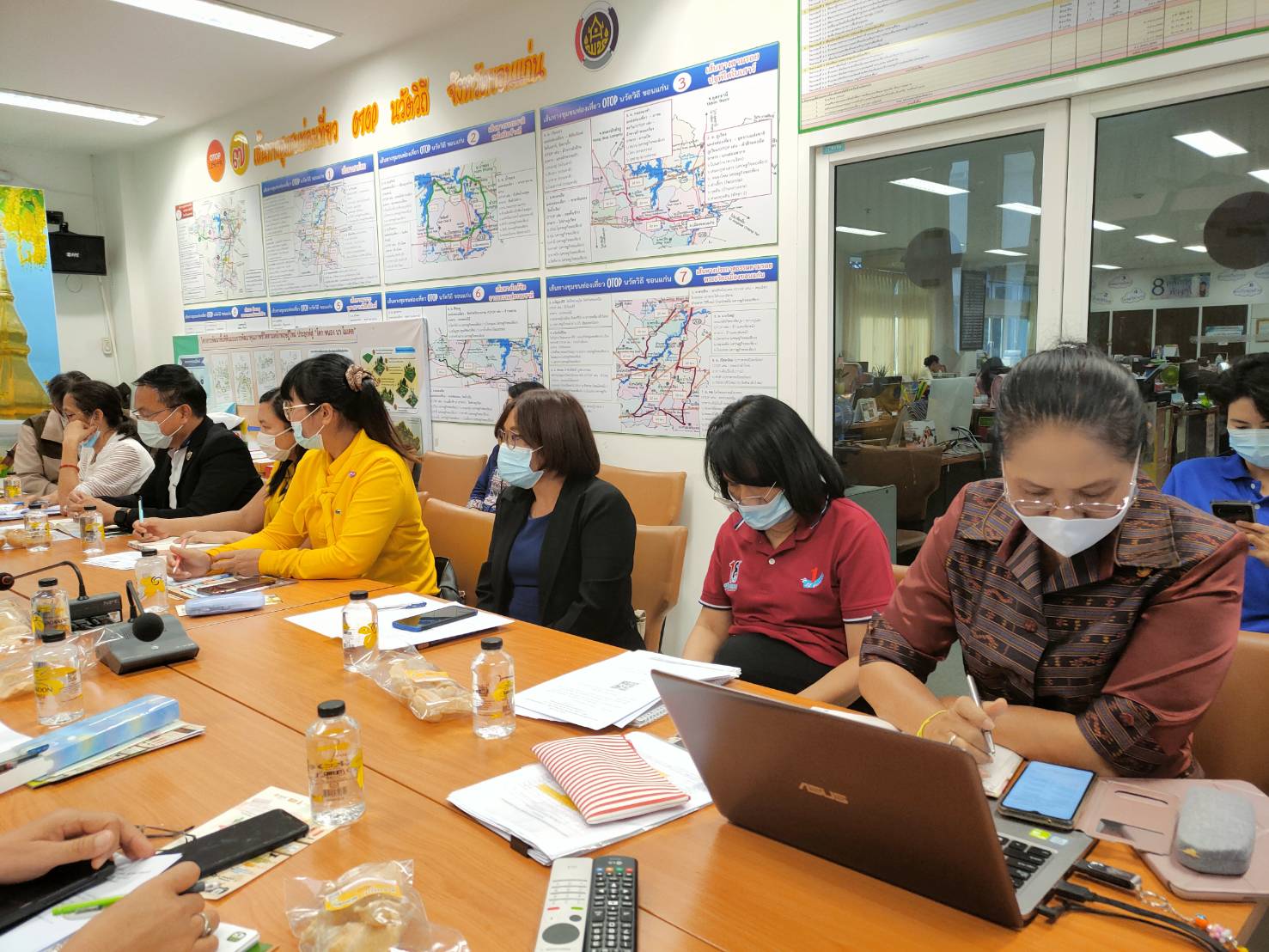 ?จังหวัดขอนแก่น จัดประชุมคณะทำงานชุดปฏิบัติการขับเคลื่อนการแก้ไขปัญหาความยากจน ตามภารกิจ 5 มิติ ในมิติที่ 1 ด้านการพัฒนาอาชีพและรายได้ ตามโครงการคู่เสี่ยว เกี่ยวก้อย แก้จนคนขอนแก่น?