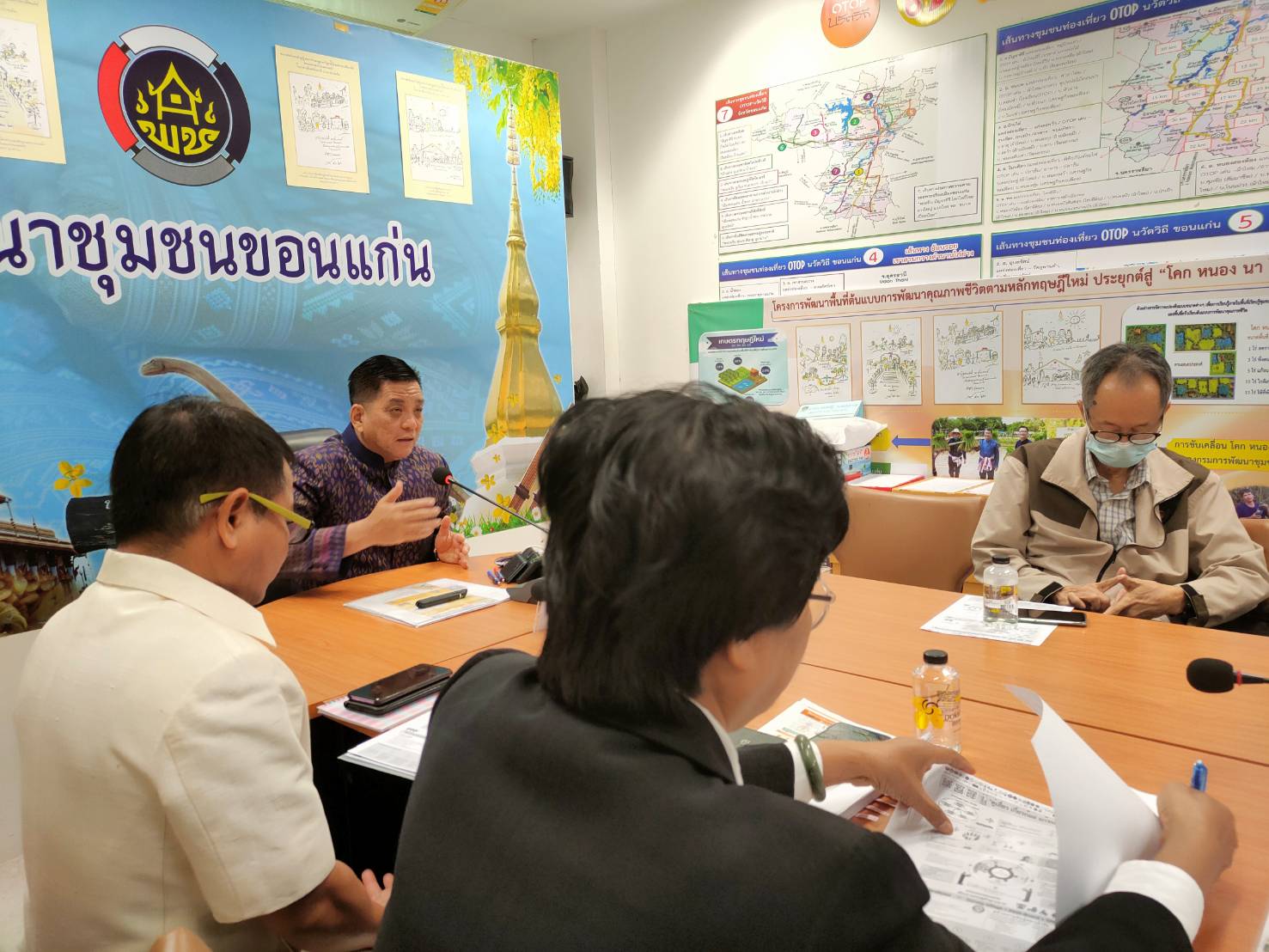 ?จังหวัดขอนแก่น จัดประชุมคณะทำงานชุดปฏิบัติการขับเคลื่อนการแก้ไขปัญหาความยากจน ตามภารกิจ 5 มิติ ในมิติที่ 1 ด้านการพัฒนาอาชีพและรายได้ ตามโครงการคู่เสี่ยว เกี่ยวก้อย แก้จนคนขอนแก่น?