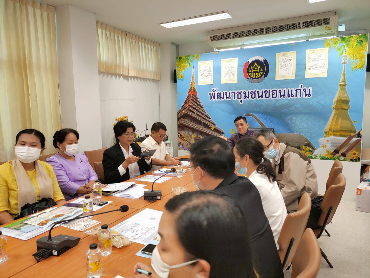 ?จังหวัดขอนแก่น จัดประชุมคณะทำงานชุดปฏิบัติการขับเคลื่อนการแก้ไขปัญหาความยากจน ตามภารกิจ 5 มิติ ในมิติที่ 1 ด้านการพัฒนาอาชีพและรายได้ ตามโครงการคู่เสี่ยว เกี่ยวก้อย แก้จนคนขอนแก่น?