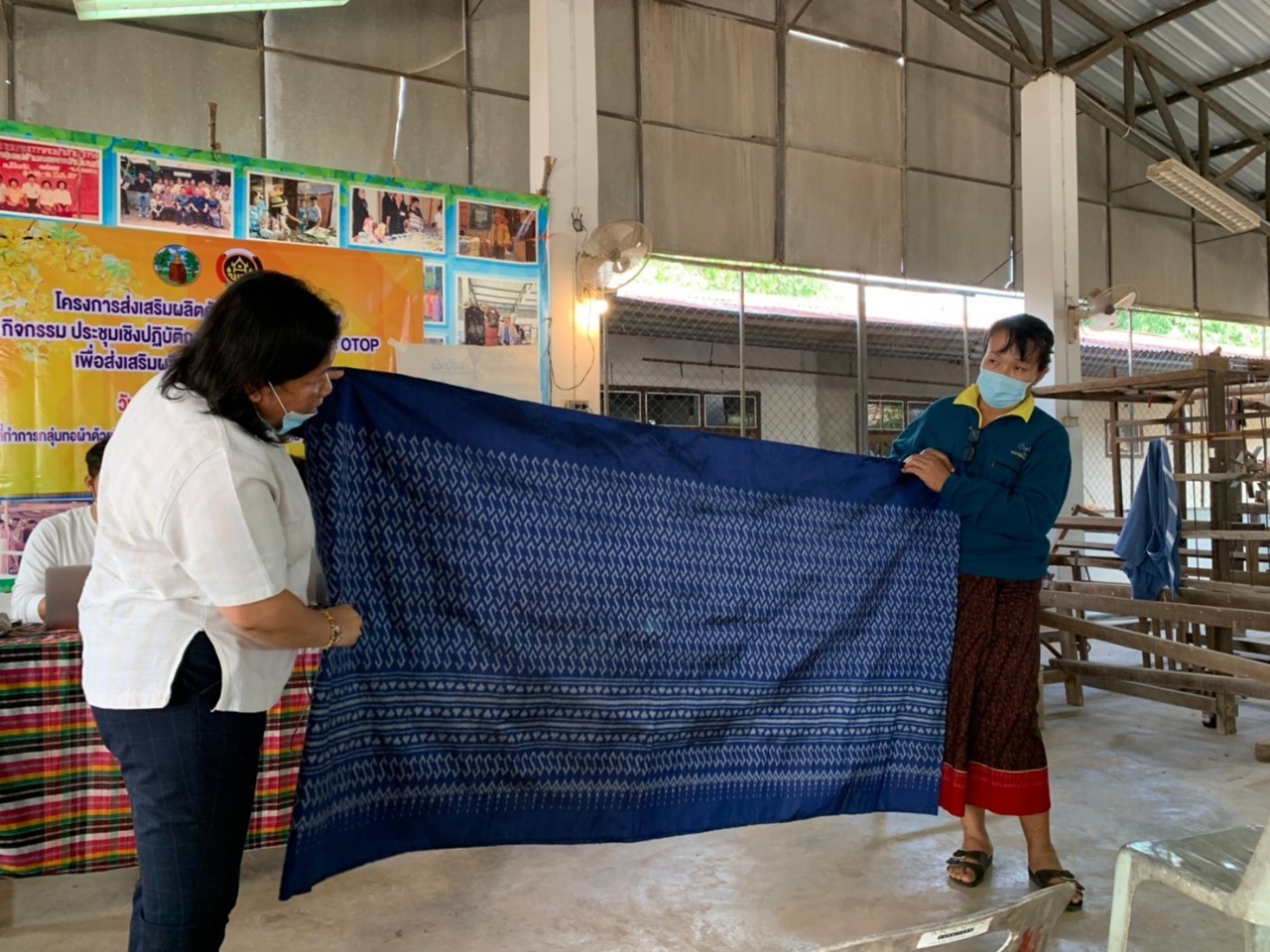 ?พช.ขอนแก่น ส่งเสริมผลิตภัณฑ์ภูมิปัญญาผ้าไทยกลุ่มทอผ้าด้วยกี่กระตุกบ้านโนนชัย อำเภอชุมแพ จังหวัดขอนแก่น?