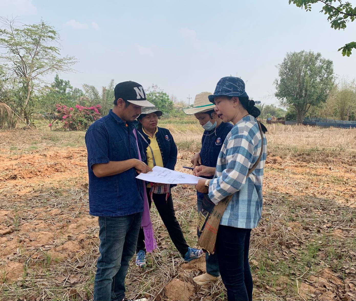 พช.ขอนแก่น ติดตามการดำเนินงานโครงการพัฒนาพื้นที่ต้นแบบ การพัฒนาคุณภาพชีวิตตามหลักทฤษฎีใหม่ ประยุกต์สู่ “โคก หนอง นา โมเดล”