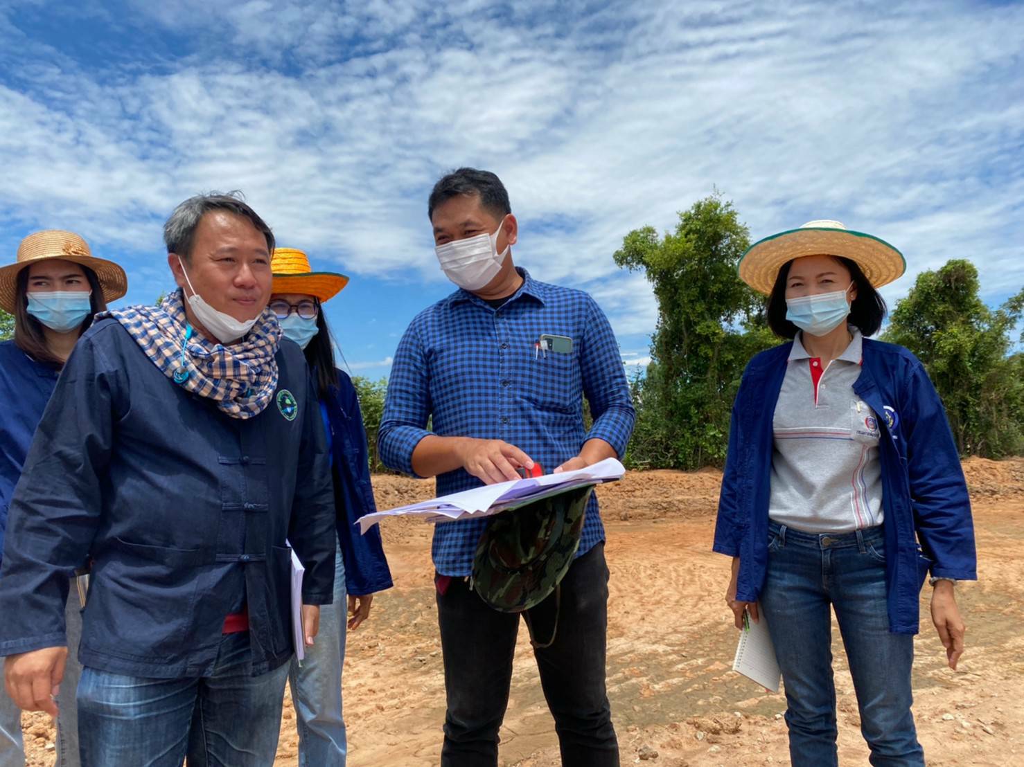 พช.ขอนแก่น  พร้อมด้วยวิศวกรจิตอาสา จากชมรมศิษย์เก่าวิศวกรรม มข. อาจารย์ รักษ์เผ่า พลรัตน์ ลงพื้นที่สนับสนุนโครงการพัฒนาพื้นที่ต้นแบบฯโคก หนอง นา พช. ที่จังหวัดขอนแก่น
