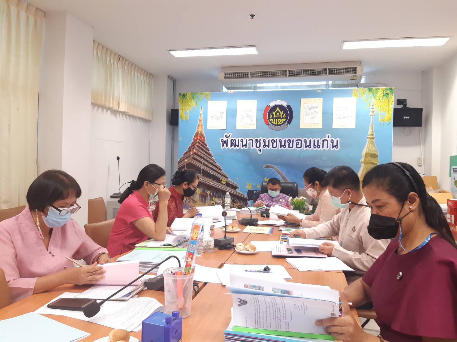 พช.ขอนแก่น ประชุมพิจารณาคัดเลือกหมู่บ้านต้นแบบ โครงการเสริมสร้างและพัฒนาผู้นำการเปลี่ยนแปลง สู่ Motto “1 หมู่บ้าน สามารถดูแลได้ทั้งตำบล สร้างความมั่นคงทางด้านอาหาร ด้วยหลักปรัชญาของเศรษฐกิจพอเพียง”