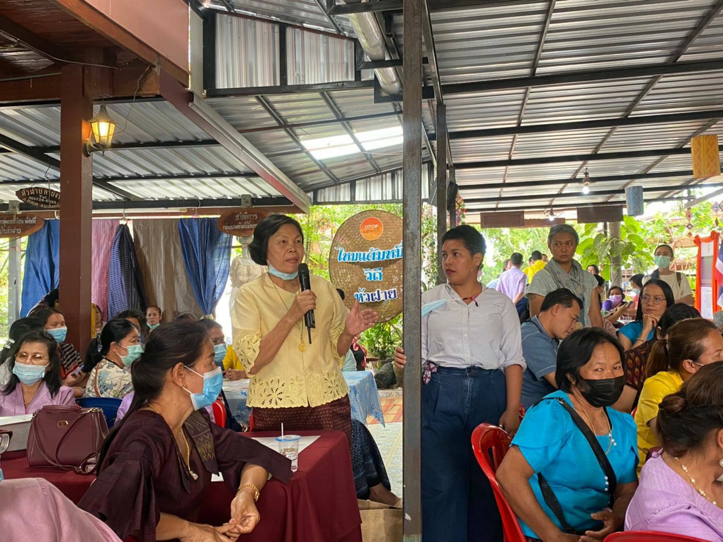 >>กรมการพัฒนาชุมชน จัดอบรมเชิงปฏิบัติการ พัฒนาศักยภาพผู้ประกอบการด้านผ้าไทย (Coaching) โดย ผู้เชี่ยวชาญและผู้ทรงคุณวุฒิ เพื่อเพิ่มองค์ความรู้และเตรียมการประกวดผ้าลายพระราชทาน “ลายขอเจ้าฟ้าสิริวัณณวรีฯ”