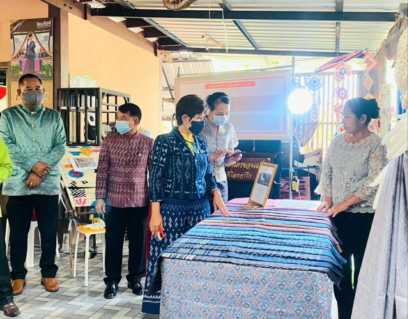 >>กรมการพัฒนาชุมชน จัดอบรมเชิงปฏิบัติการ พัฒนาศักยภาพผู้ประกอบการด้านผ้าไทย (Coaching) โดย ผู้เชี่ยวชาญและผู้ทรงคุณวุฒิ เพื่อเพิ่มองค์ความรู้และเตรียมการประกวดผ้าลายพระราชทาน “ลายขอเจ้าฟ้าสิริวัณณวรีฯ”